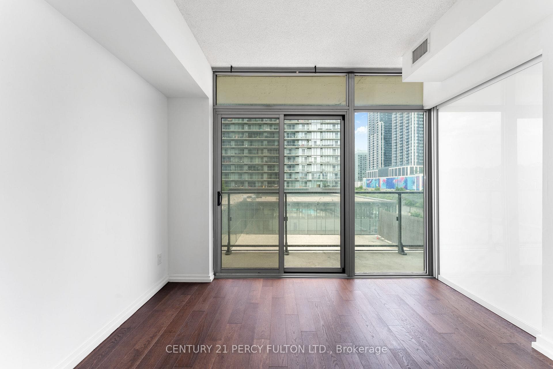 105 The Queensway Avenue Unit 301 photo 12