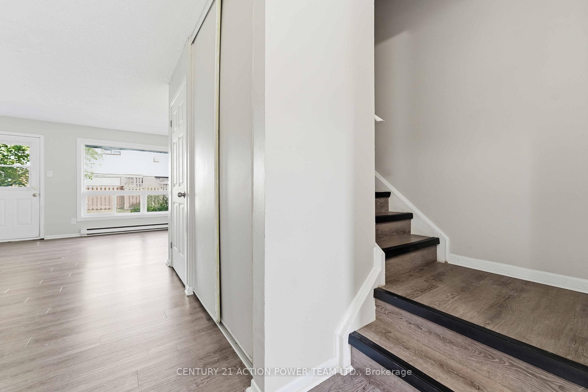 Entry ; front hall