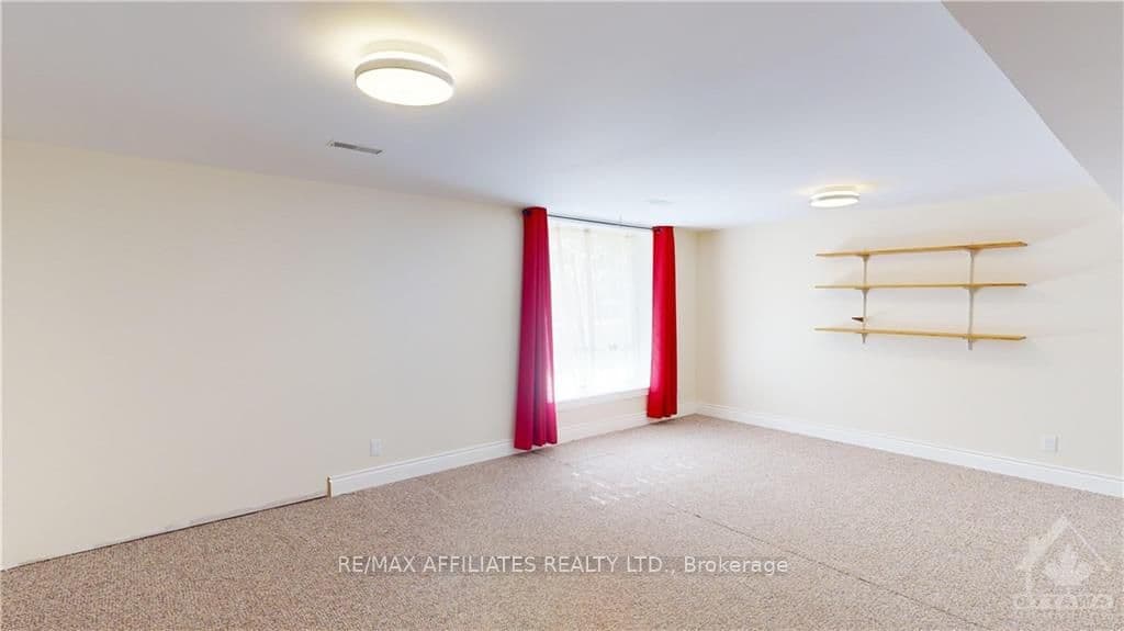 16 BERNARD Crescent photo 25
