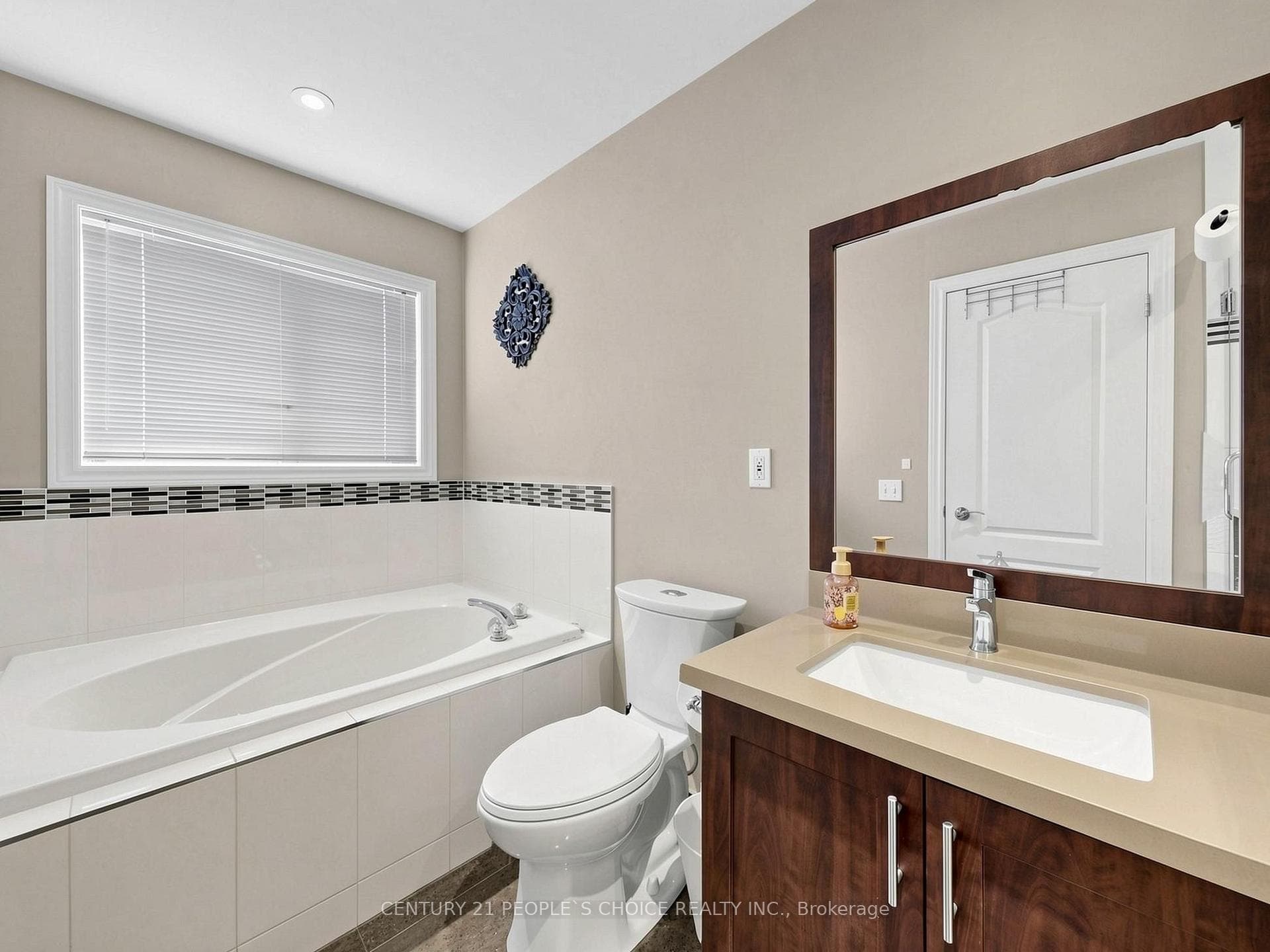828 Khan Crescent photo 30