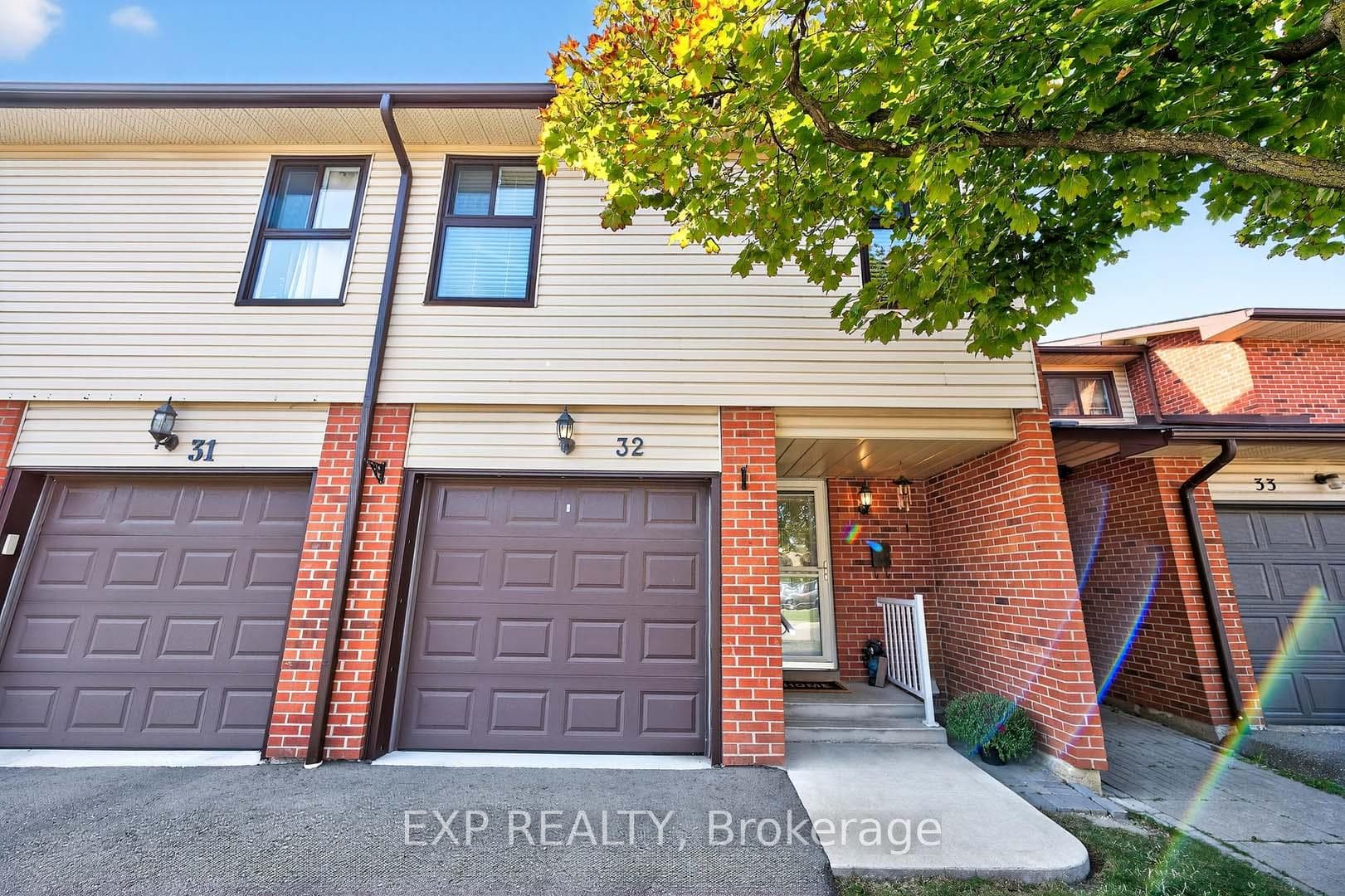 32 Collins Crescent photo 1
