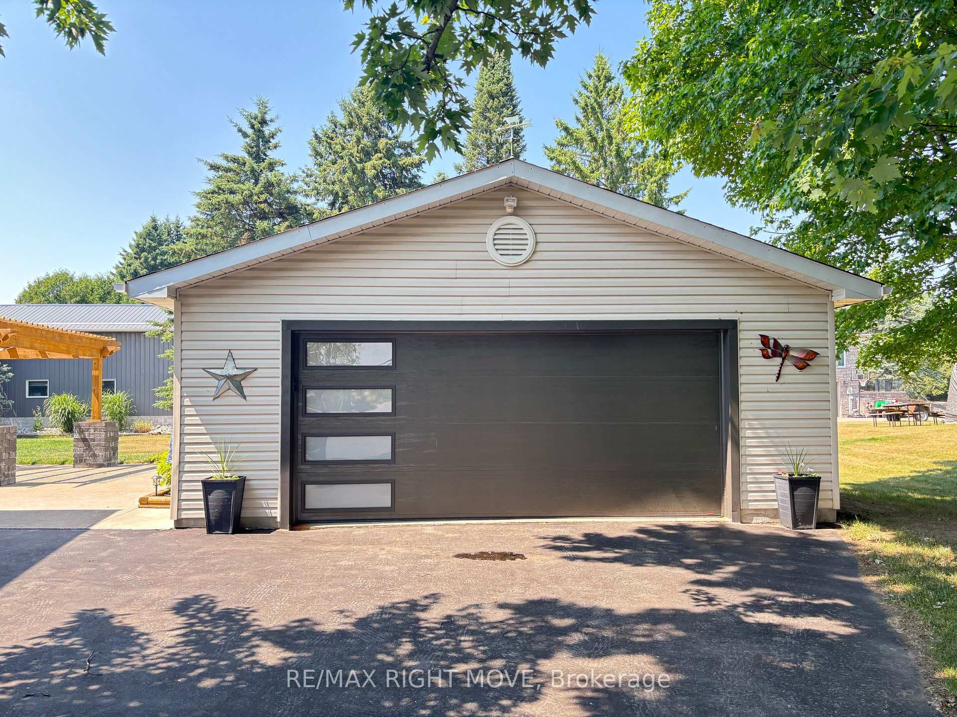 Detached 2 car garage