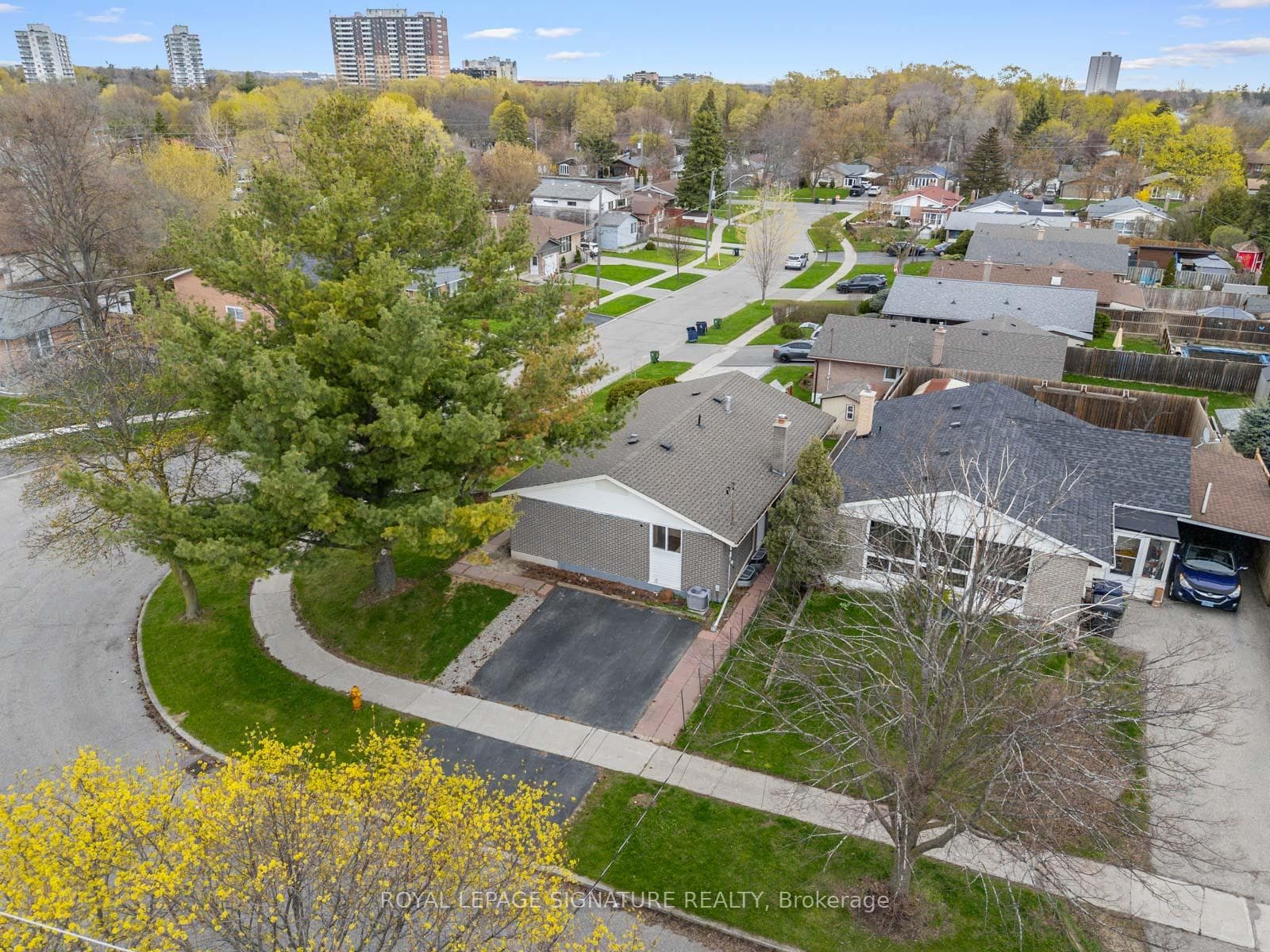 19 Shoreland Crescent photo 31