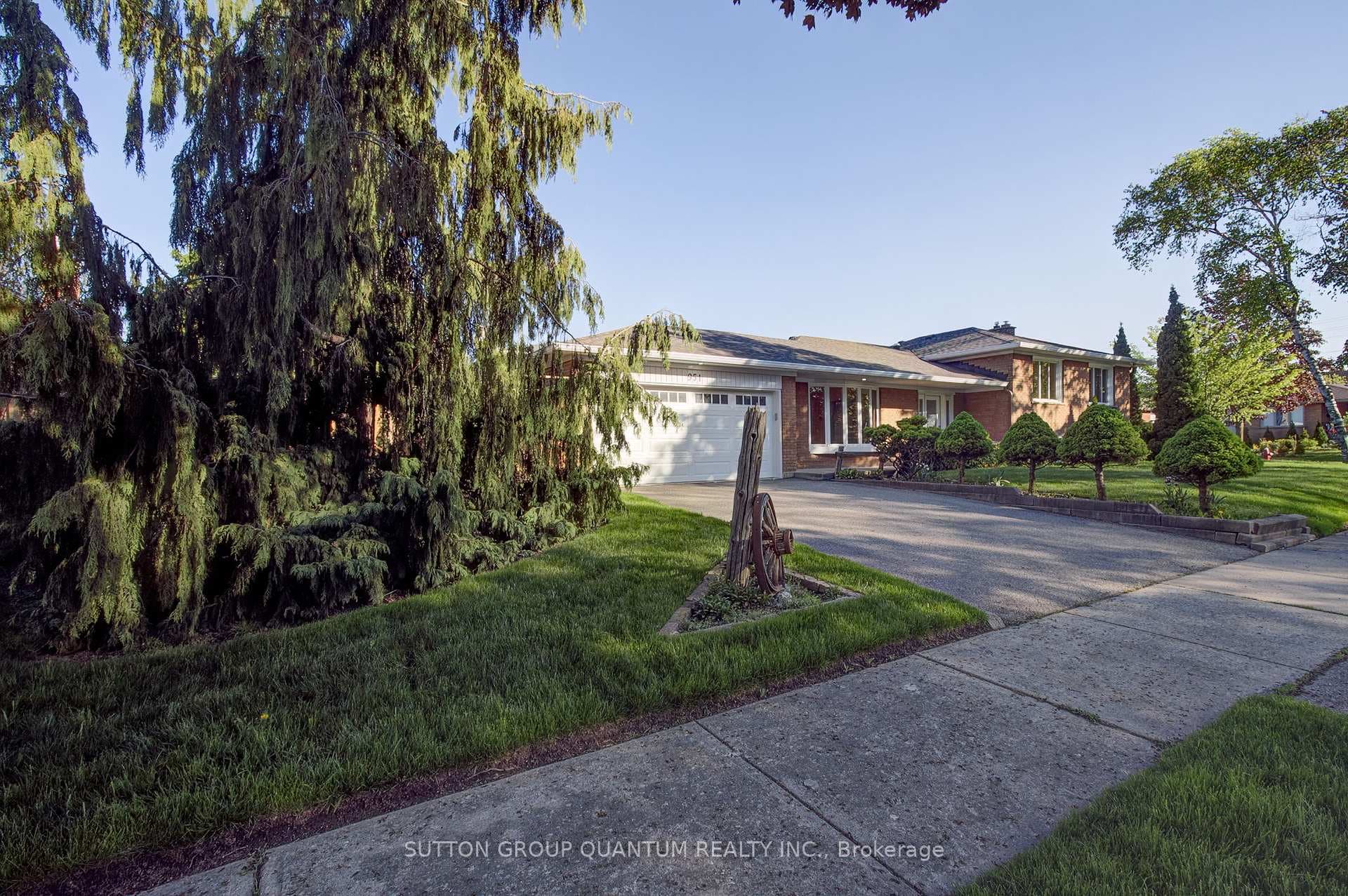 951 Streamway Crescent photo 3
