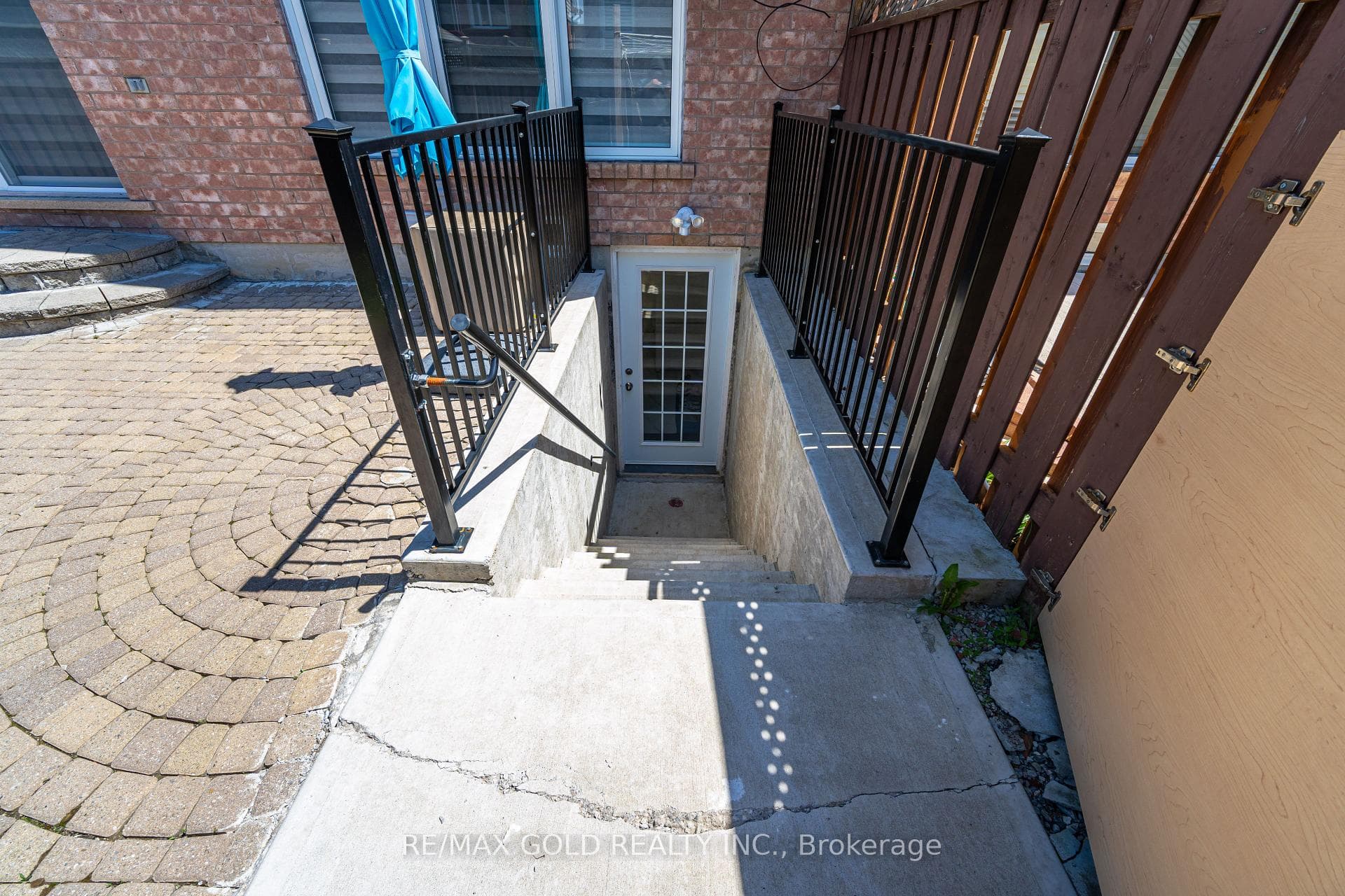 16 Frontenac Crescent photo 38