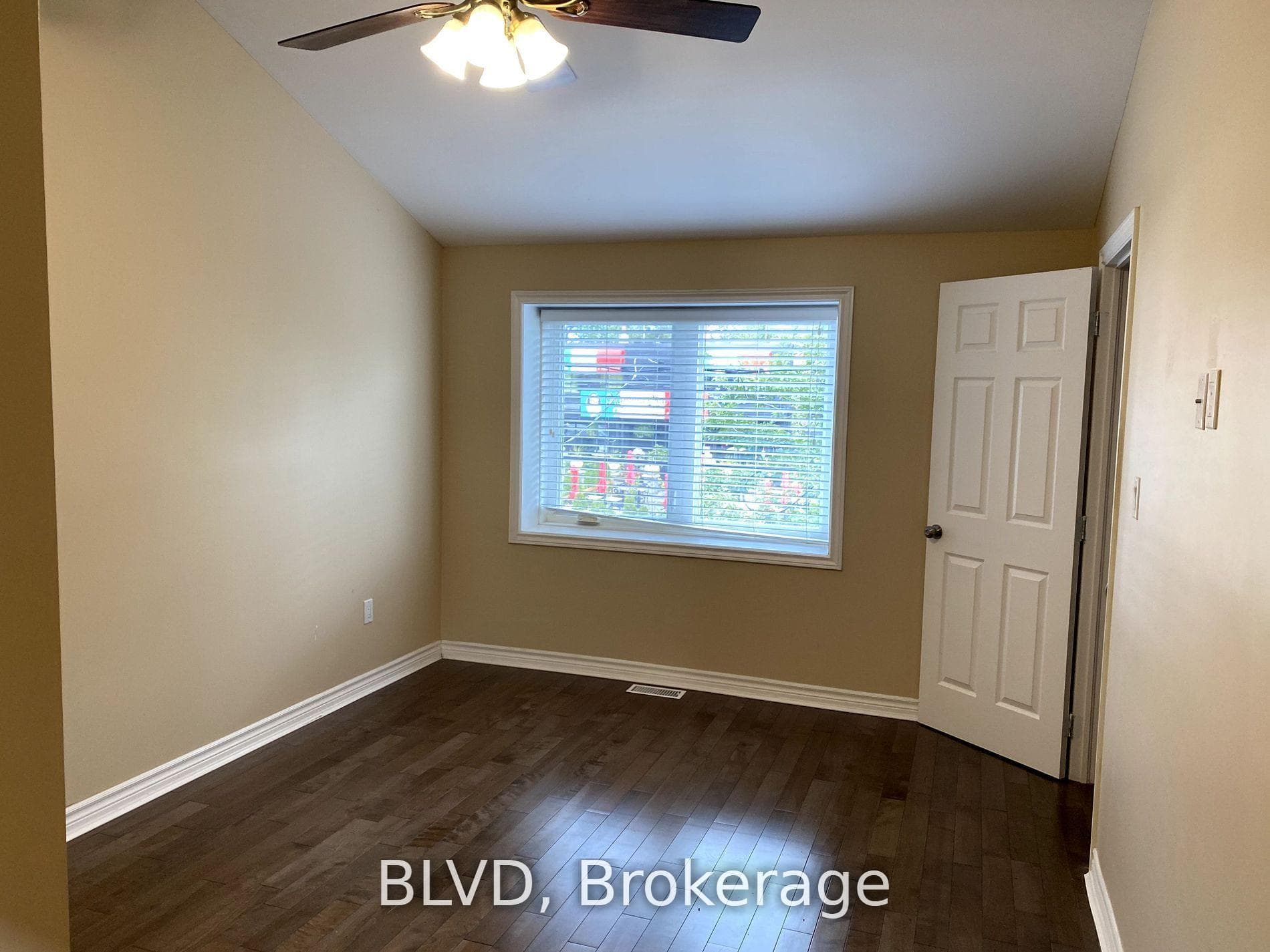 619 The Queensway N/A photo 11