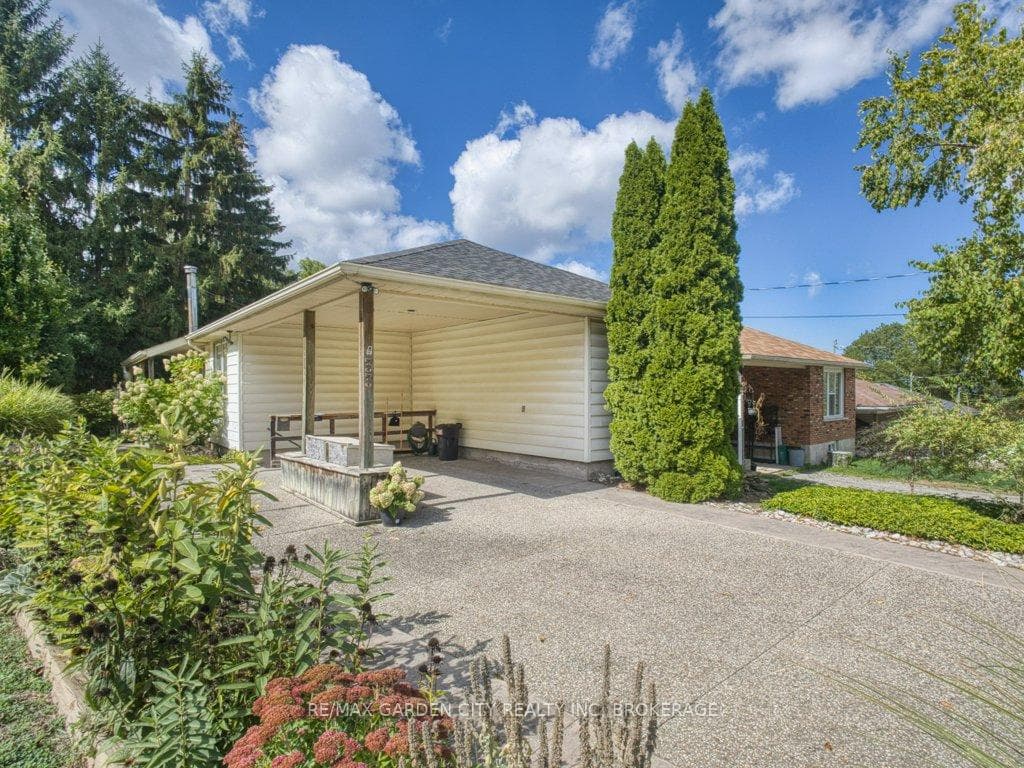 33 Dundas Crescent photo 4