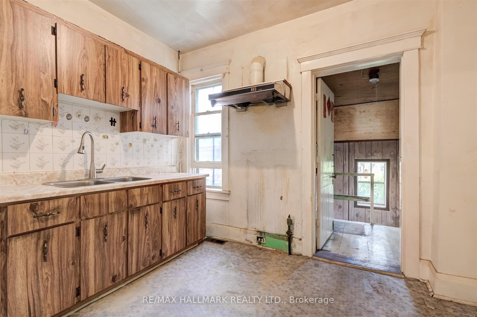 11 Victor Avenue photo 9