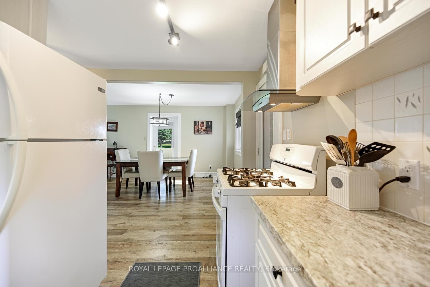 825 Joseph Street photo 8