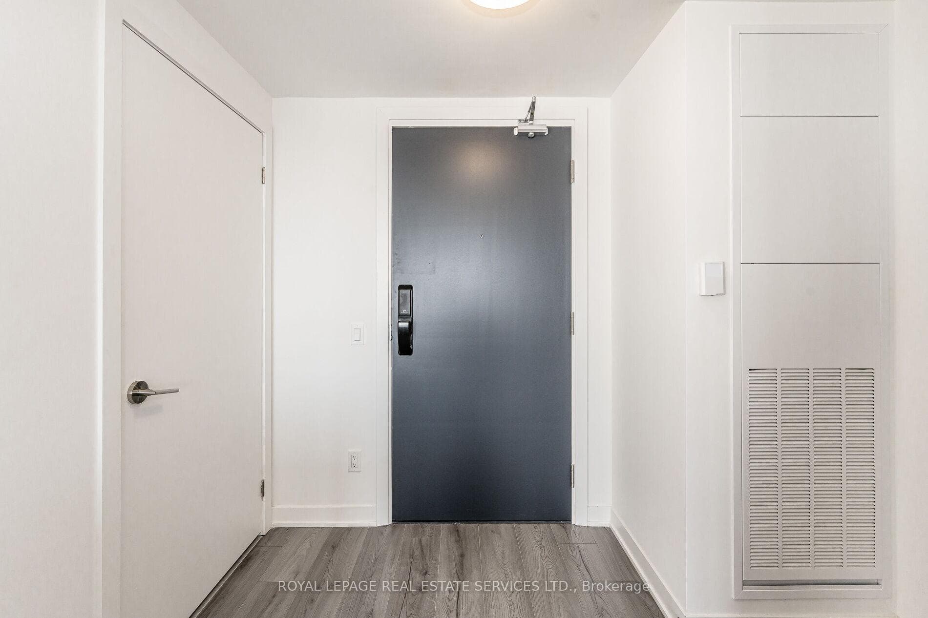 405 Dundas Street Unit 802 photo 9