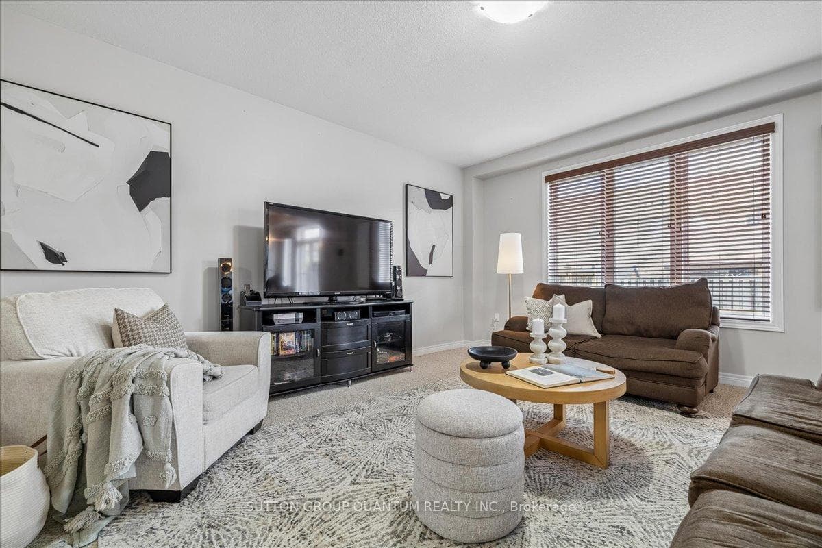 92 Garinger Crescent photo 5