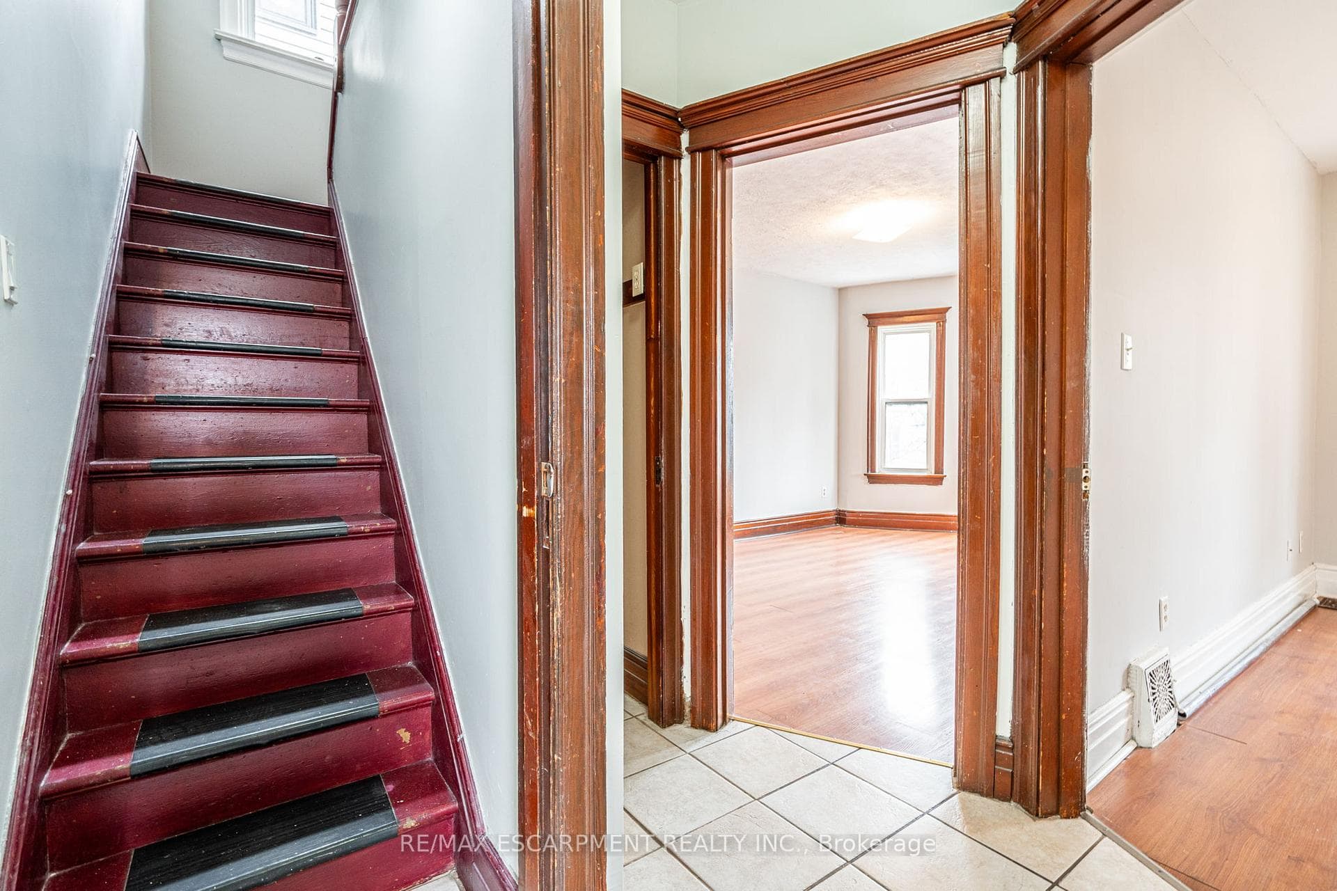 255 JOHN Street Unit UPPER photo 6