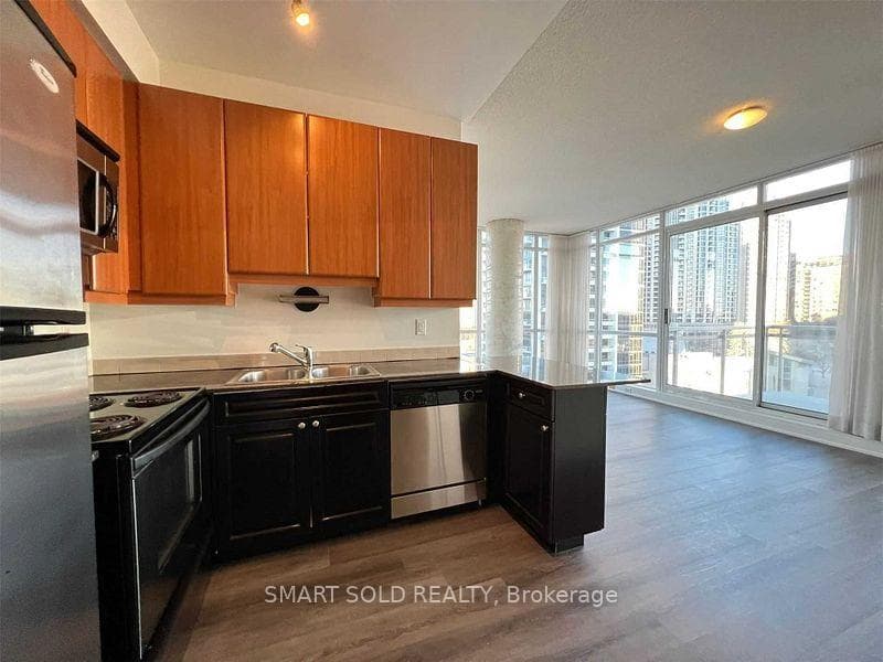 30 Canterbury Place Unit 904 photo 4