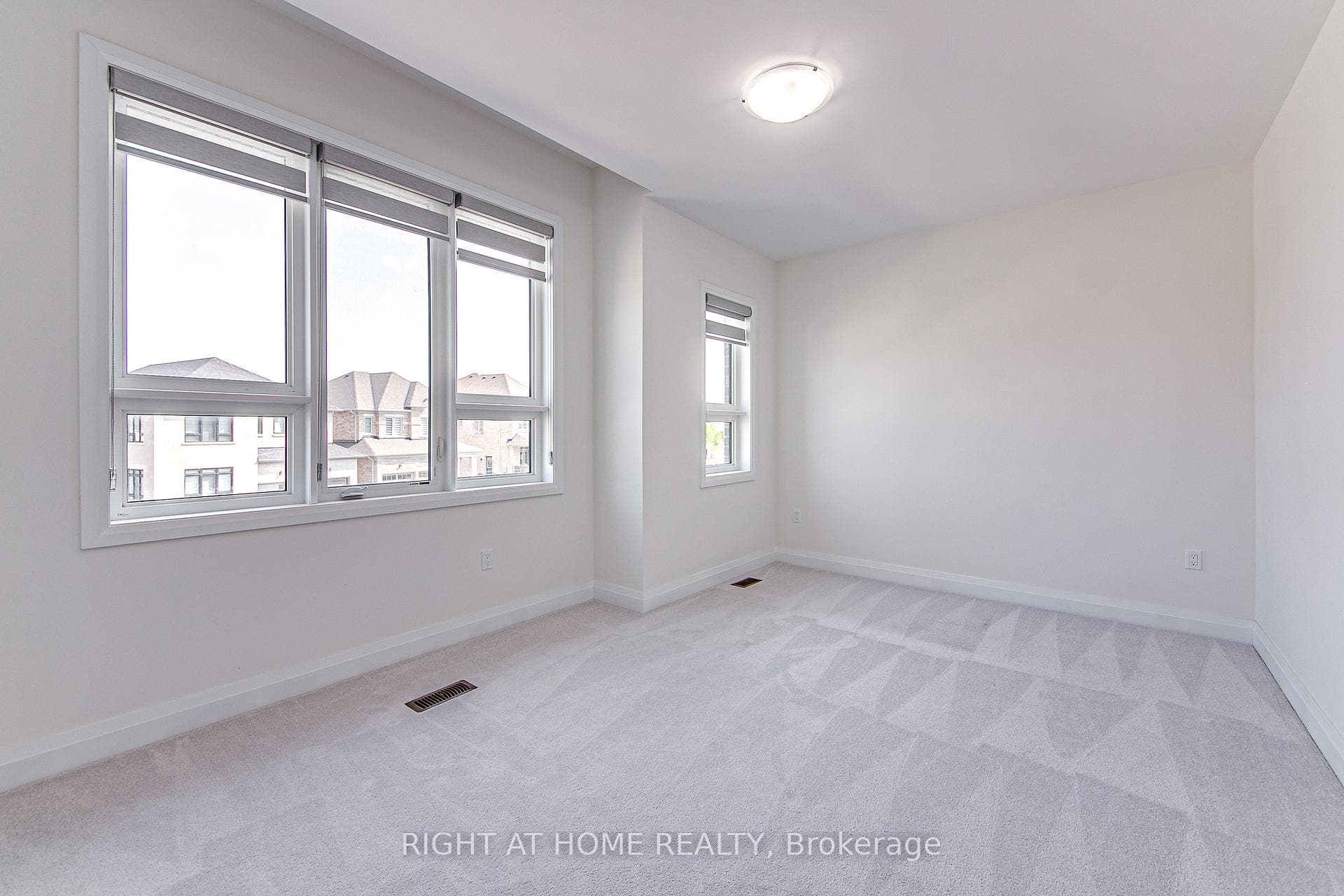 106 Ferragine Crescent photo 31