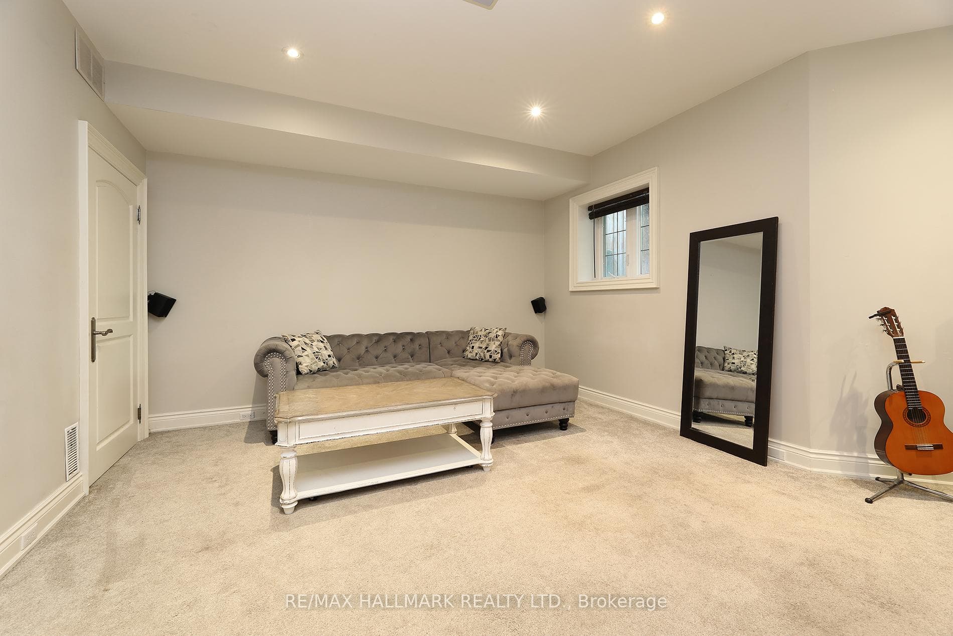 370 Douglas Avenue photo 37