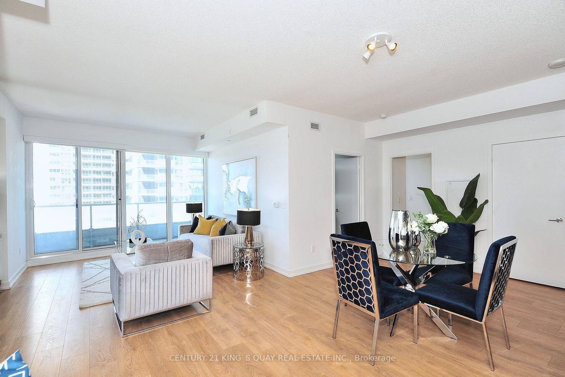115 McMahon Drive Unit 811 photo 10