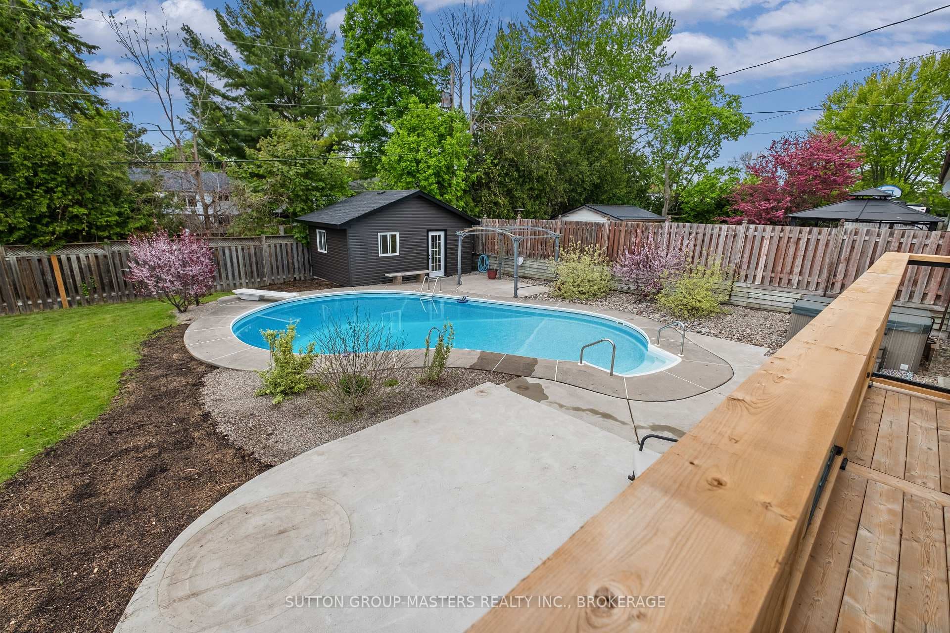 154 Manitou Crescent photo 14