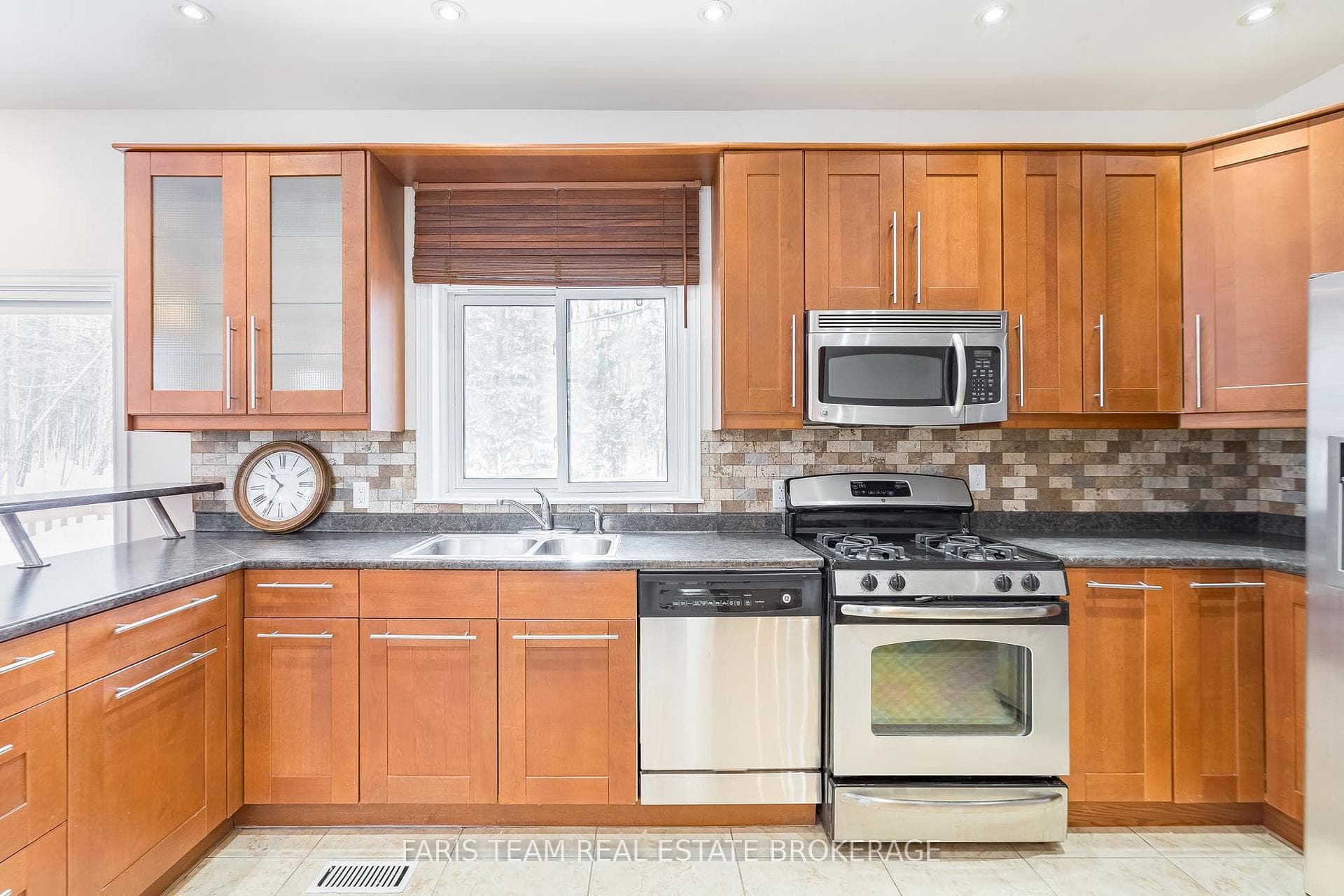 2384 Champlain Road photo 9