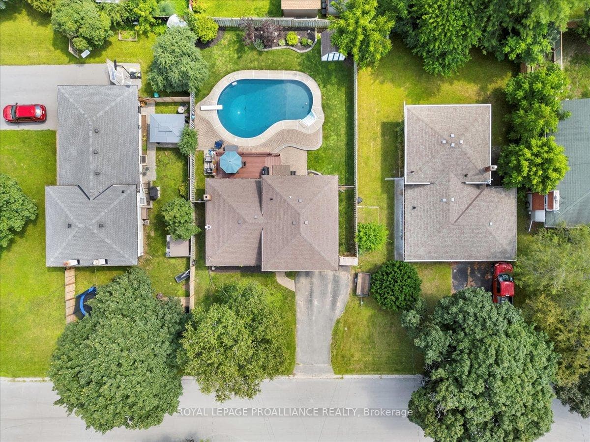 4 Lexington Crescent photo 35