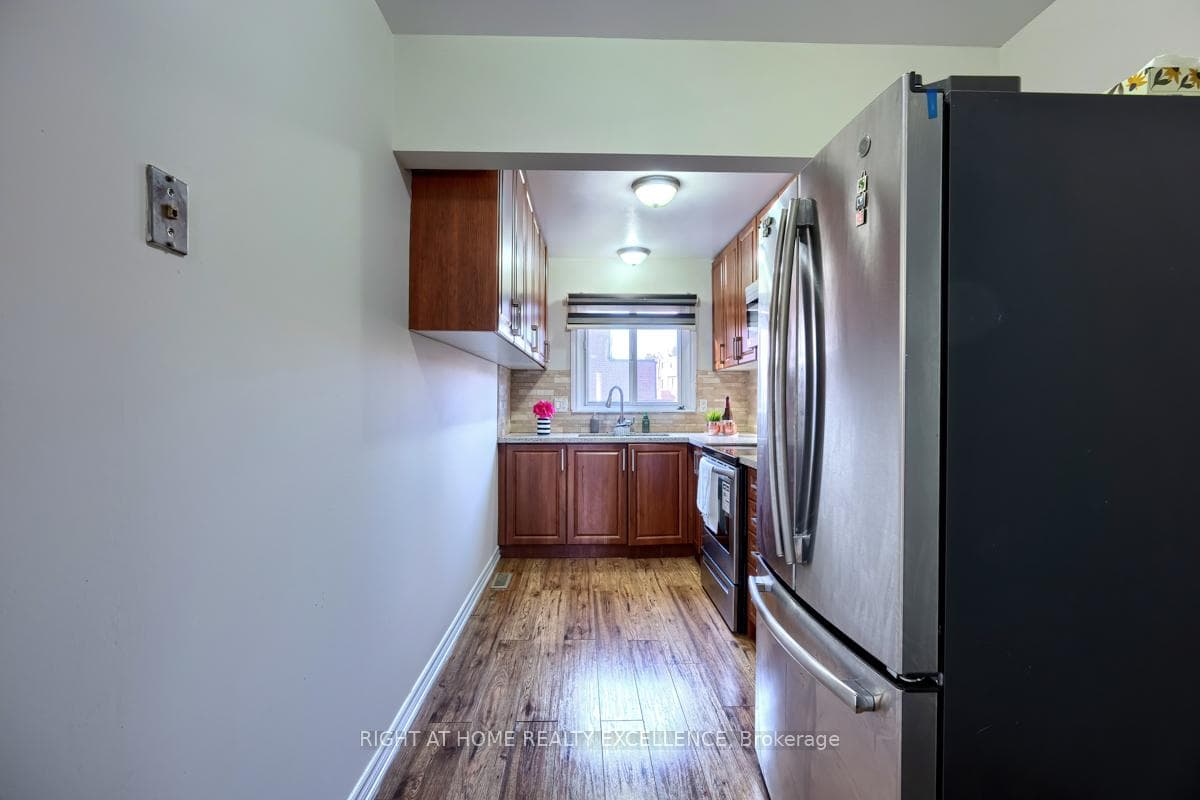 309 Fleetwood Crescent photo 13