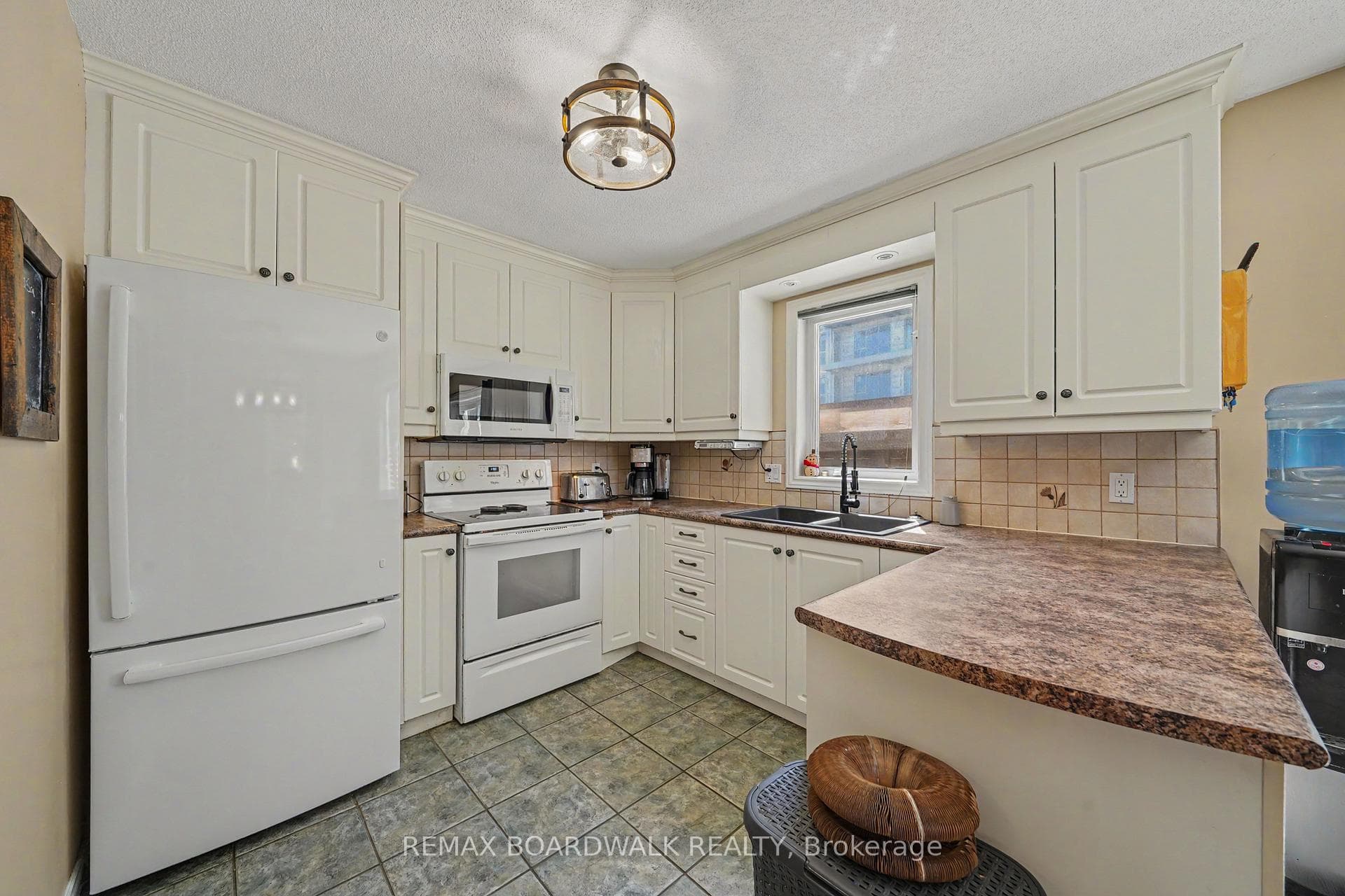 38 Roger Crescent photo 11