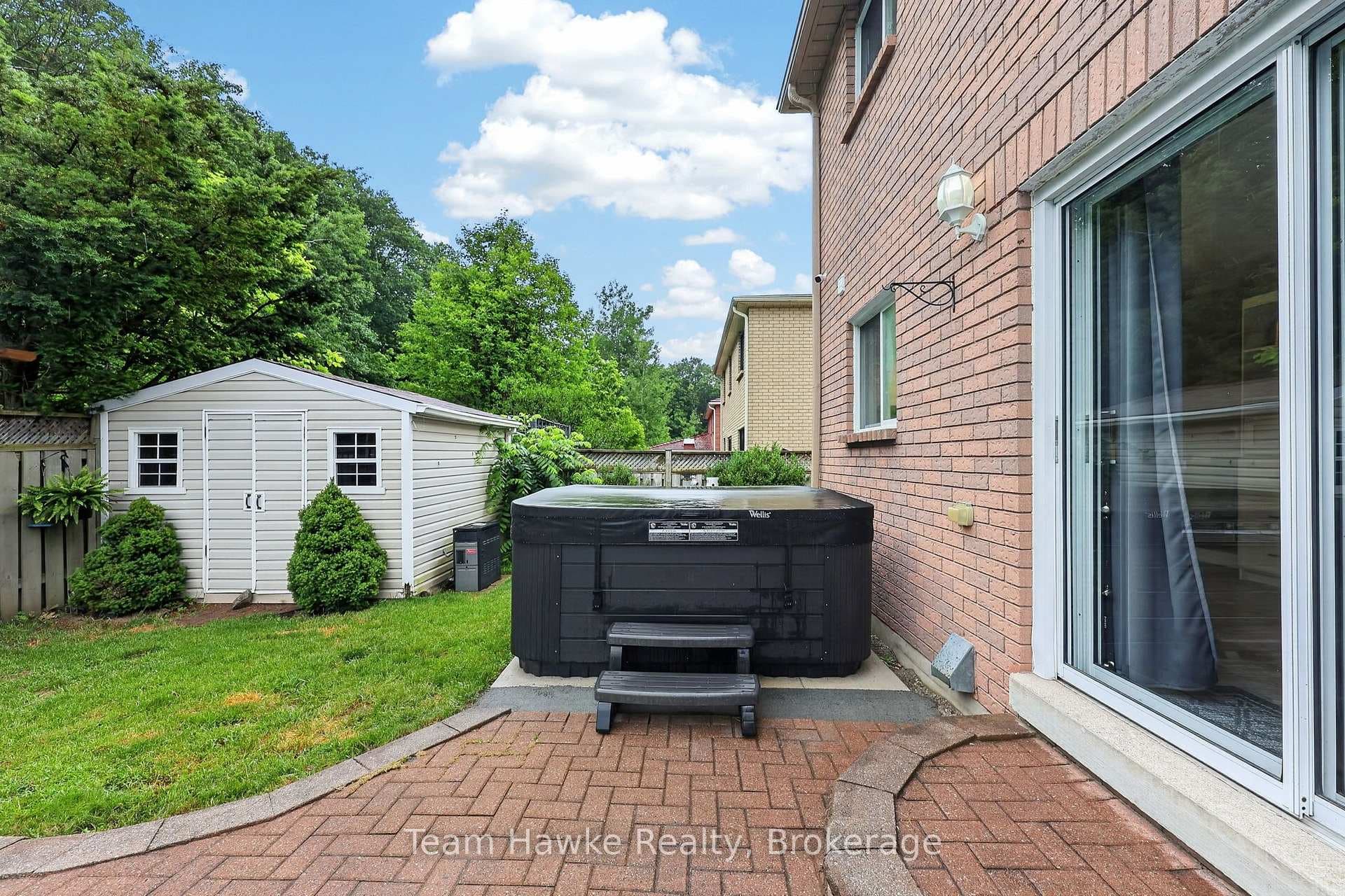 1085 Dina Crescent photo 35