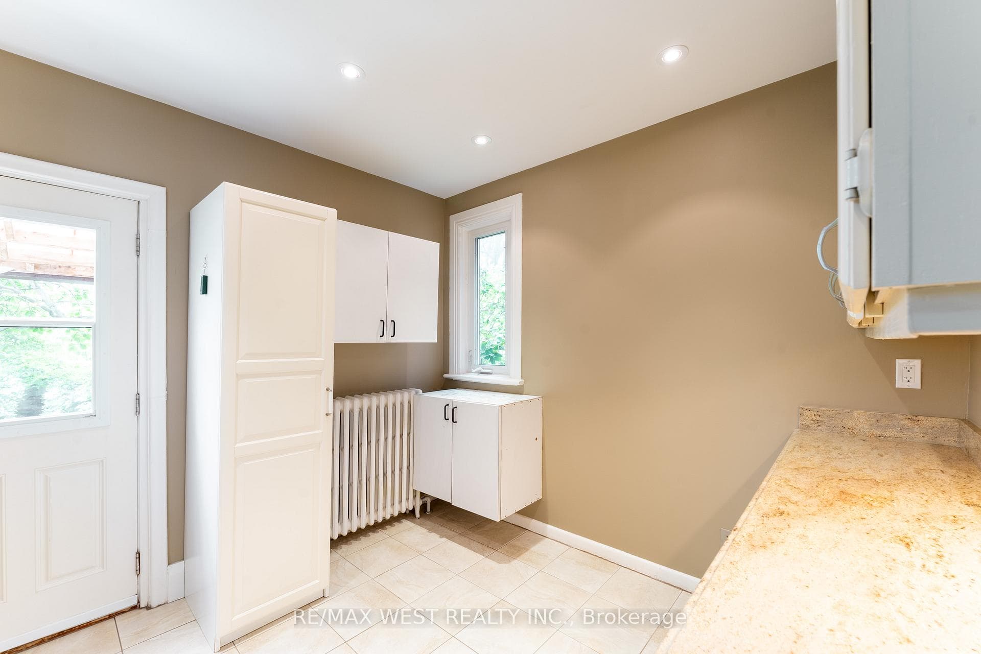 101 Grenadier Road photo 9