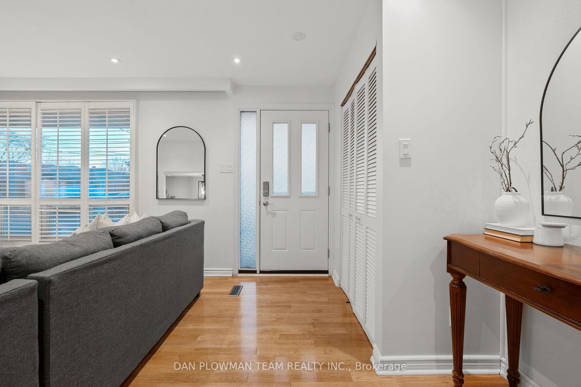 815 Hillcrest Road photo 2