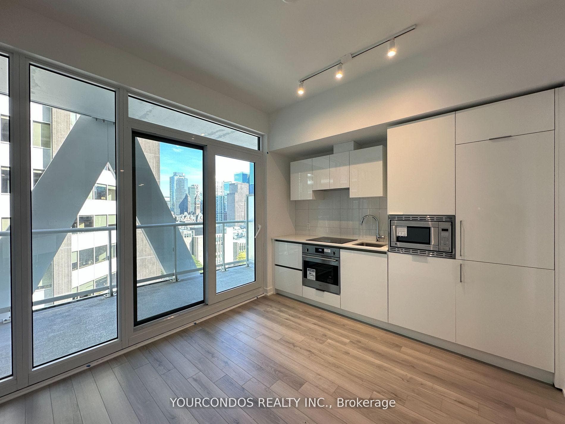 230 SIMCOE Street Unit 1227 photo 4