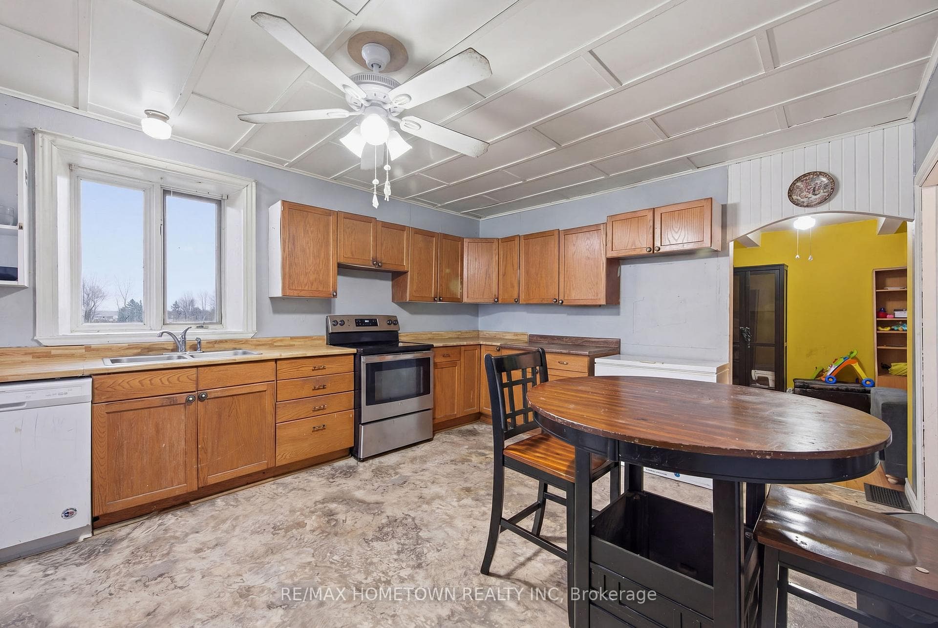 Kitchen (decluttered virtually)