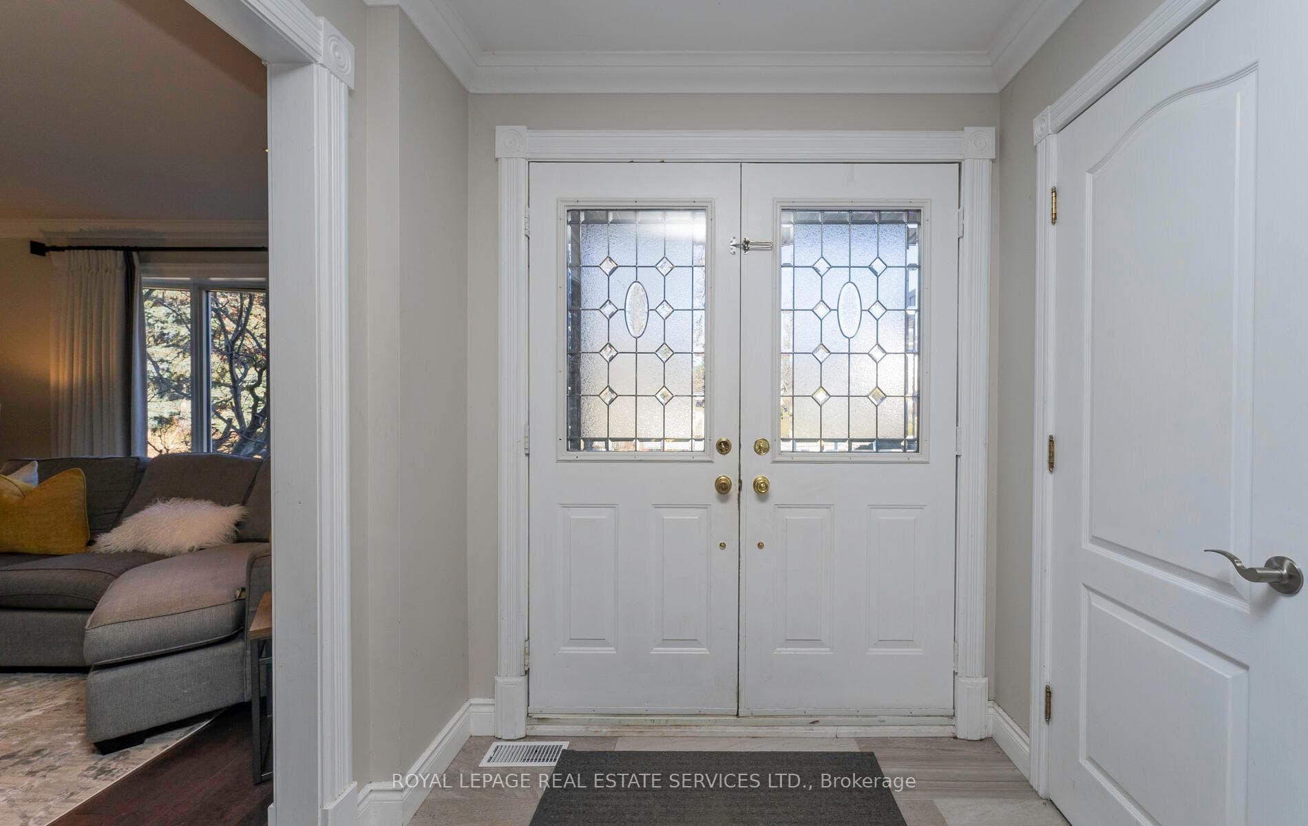 FOYER, CERAMIC FLOOR, CLOSET
