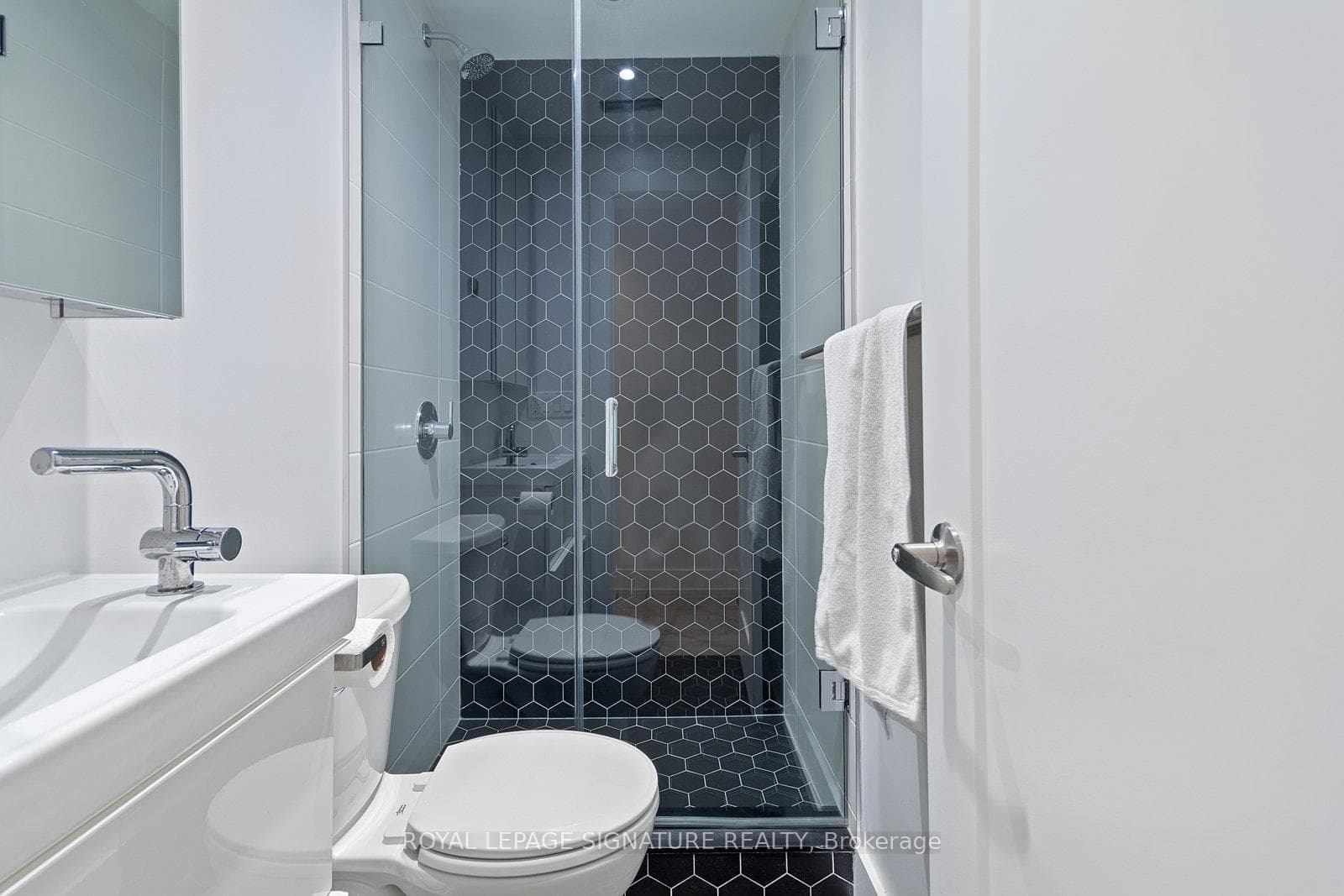 1557 Bloor Street Unit 4 photo 7