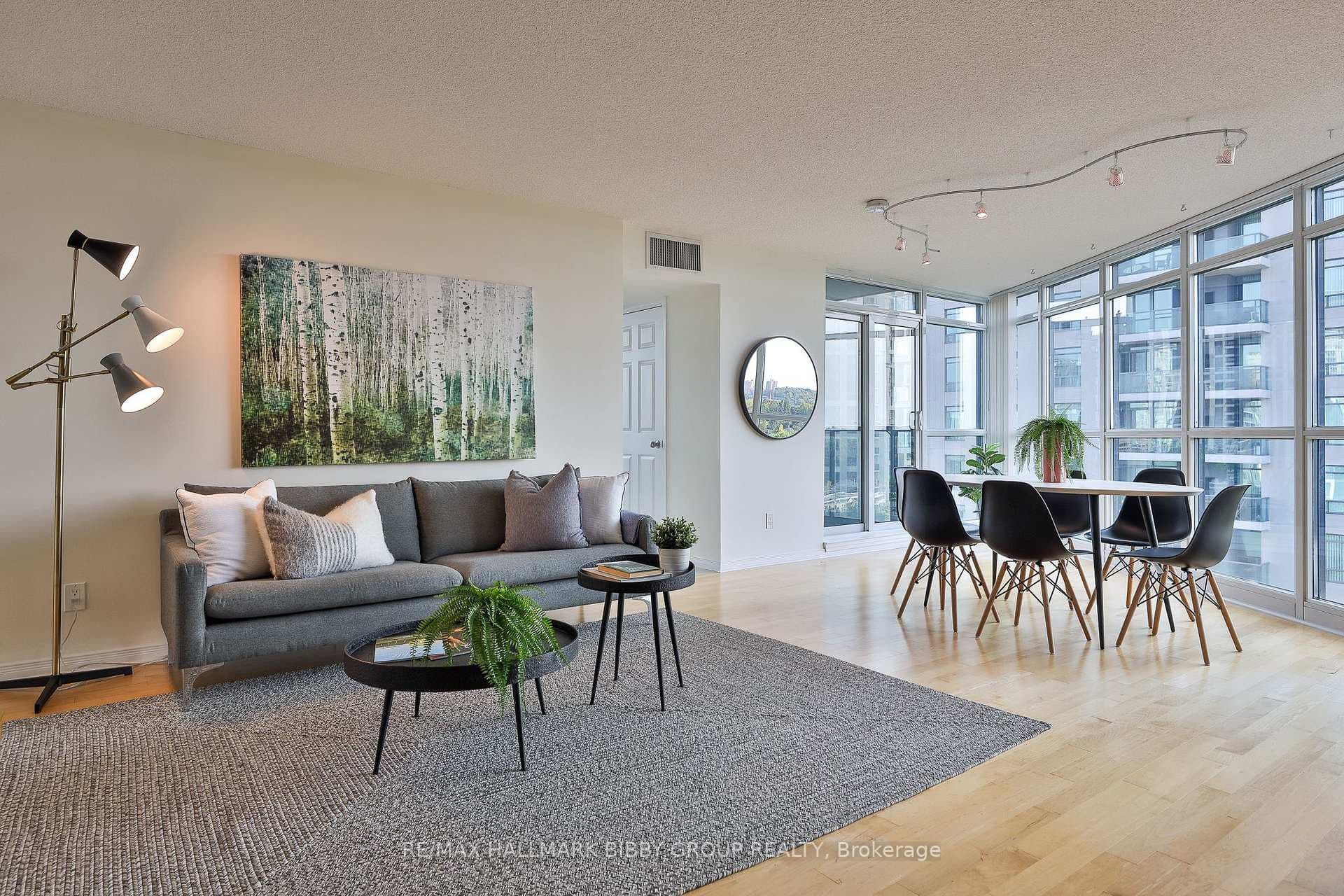 28 Harrison Garden Boulevard Unit 1002 photo 2
