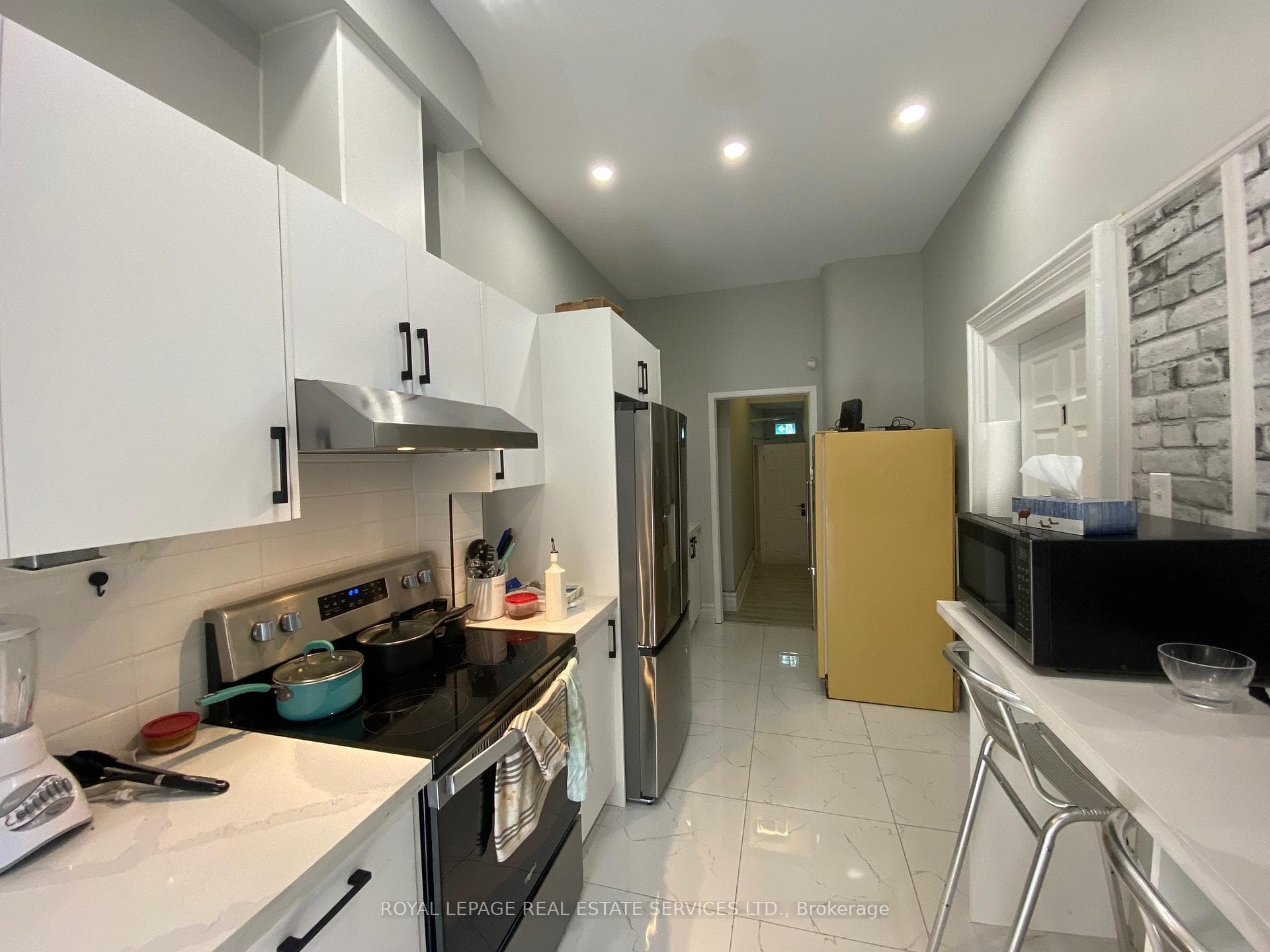206 Carlton Street Unit 203 photo 3
