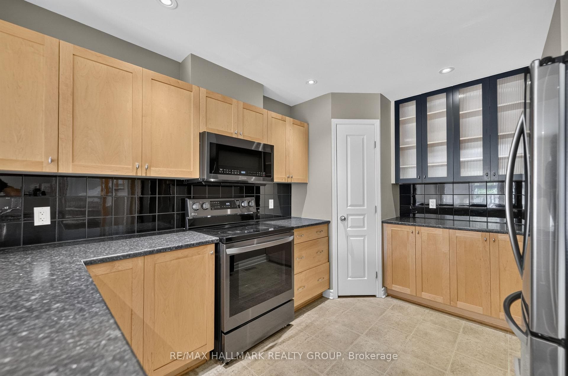 2028 MELETTE Crescent photo 10