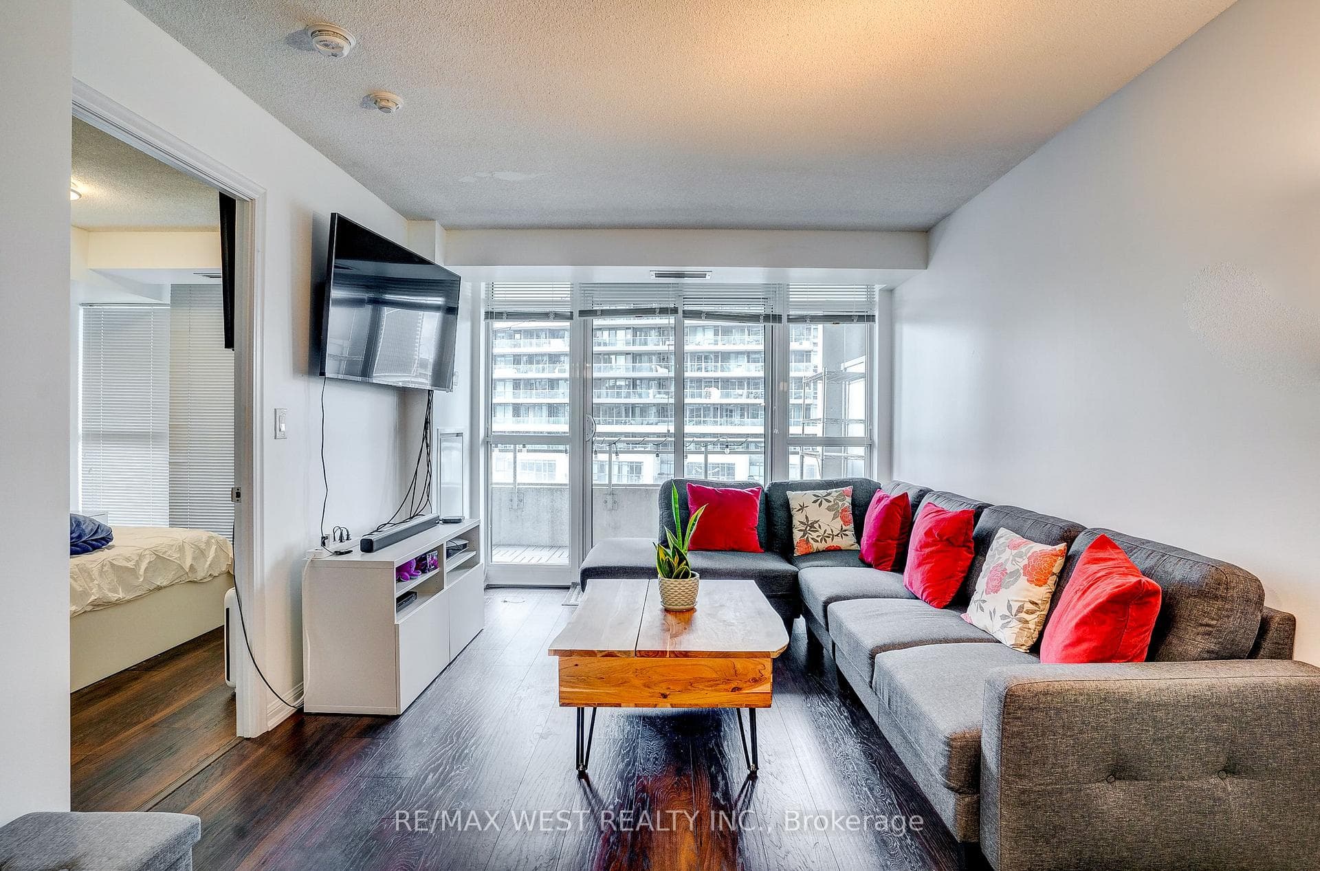 35 Bastion Street Unit 1013 photo 7
