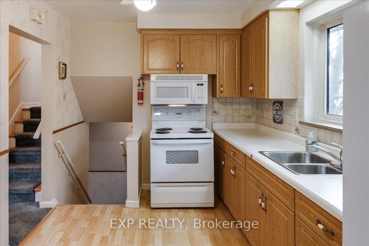 304 Burlington Crescent photo 17