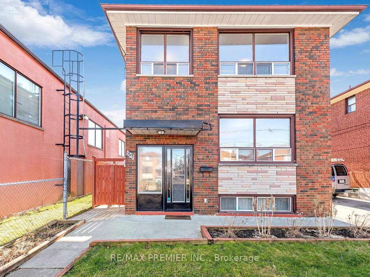 89 Cayuga Avenue photo 2