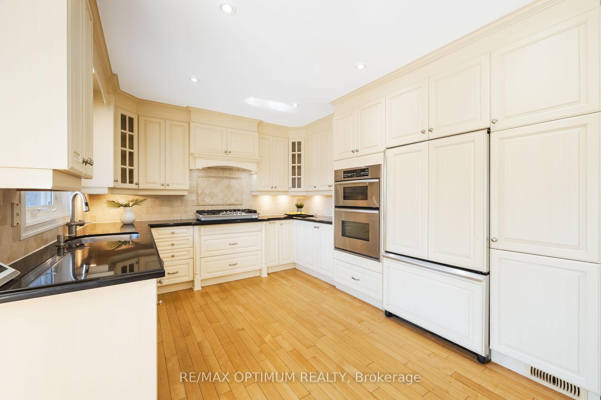Classic cream cabinetry & Inbuilt oven