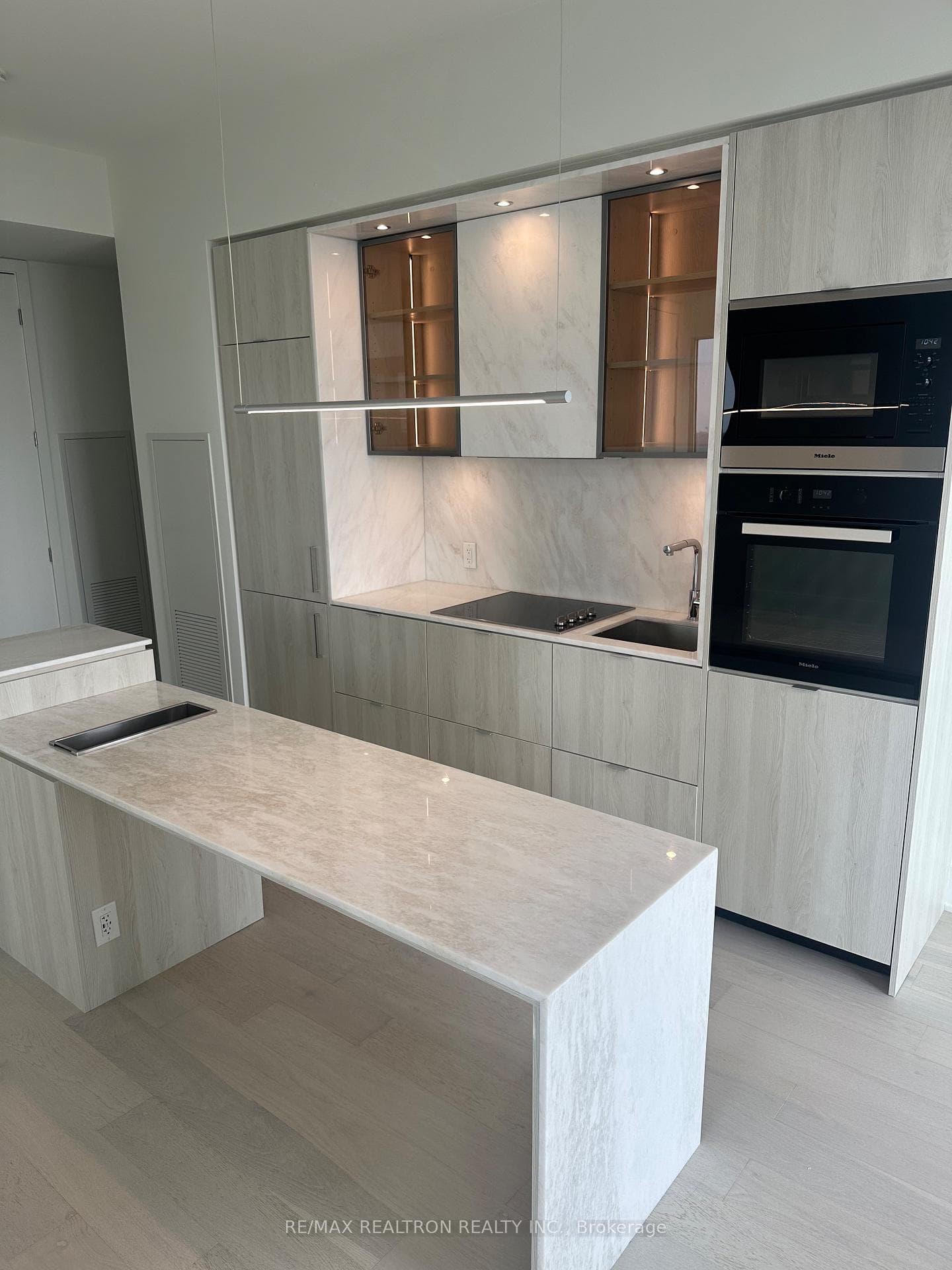 11 Yorkville Avenue Unit 5607 photo 3