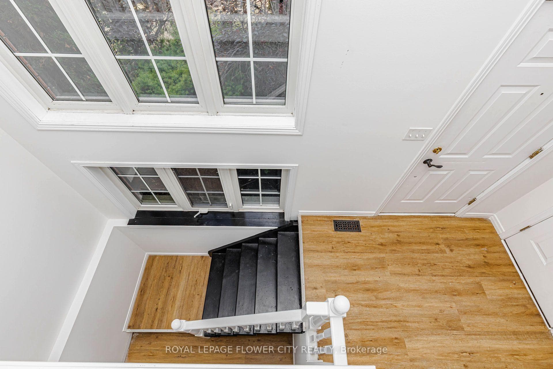 47 QUEENSWAY Drive photo 37