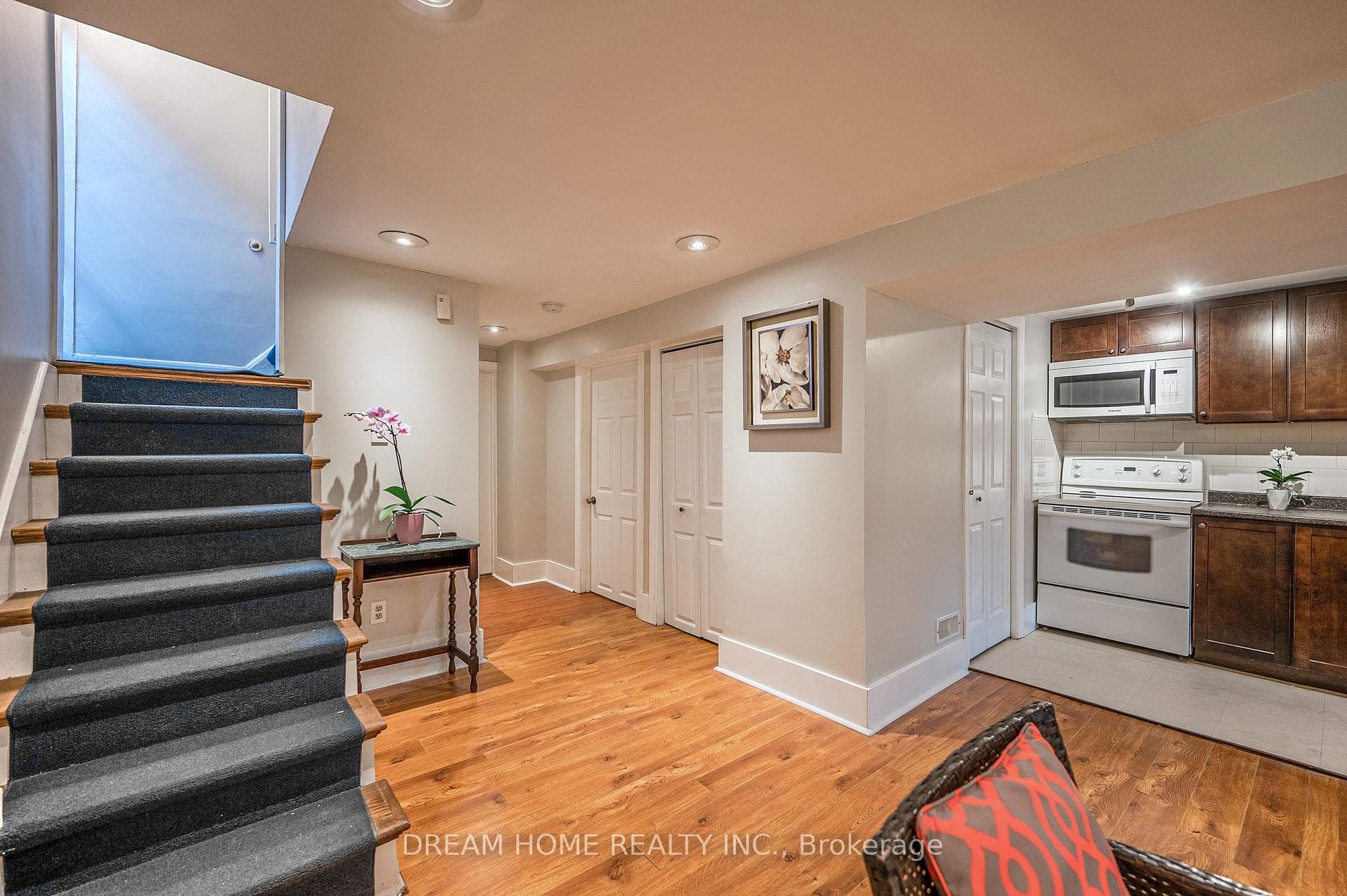 182 Lawrence Avenue photo 16