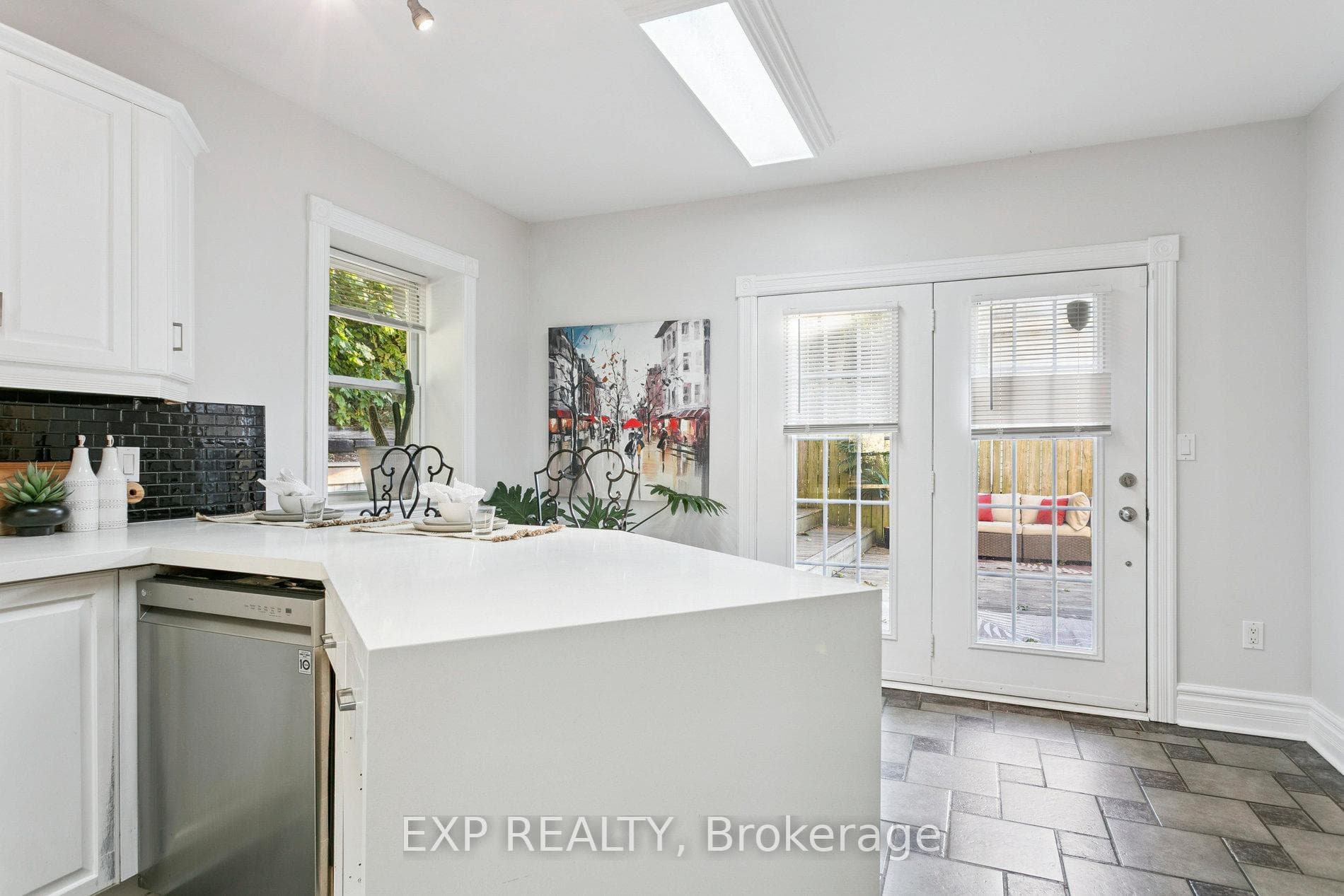 132 QUEEN Street photo 25