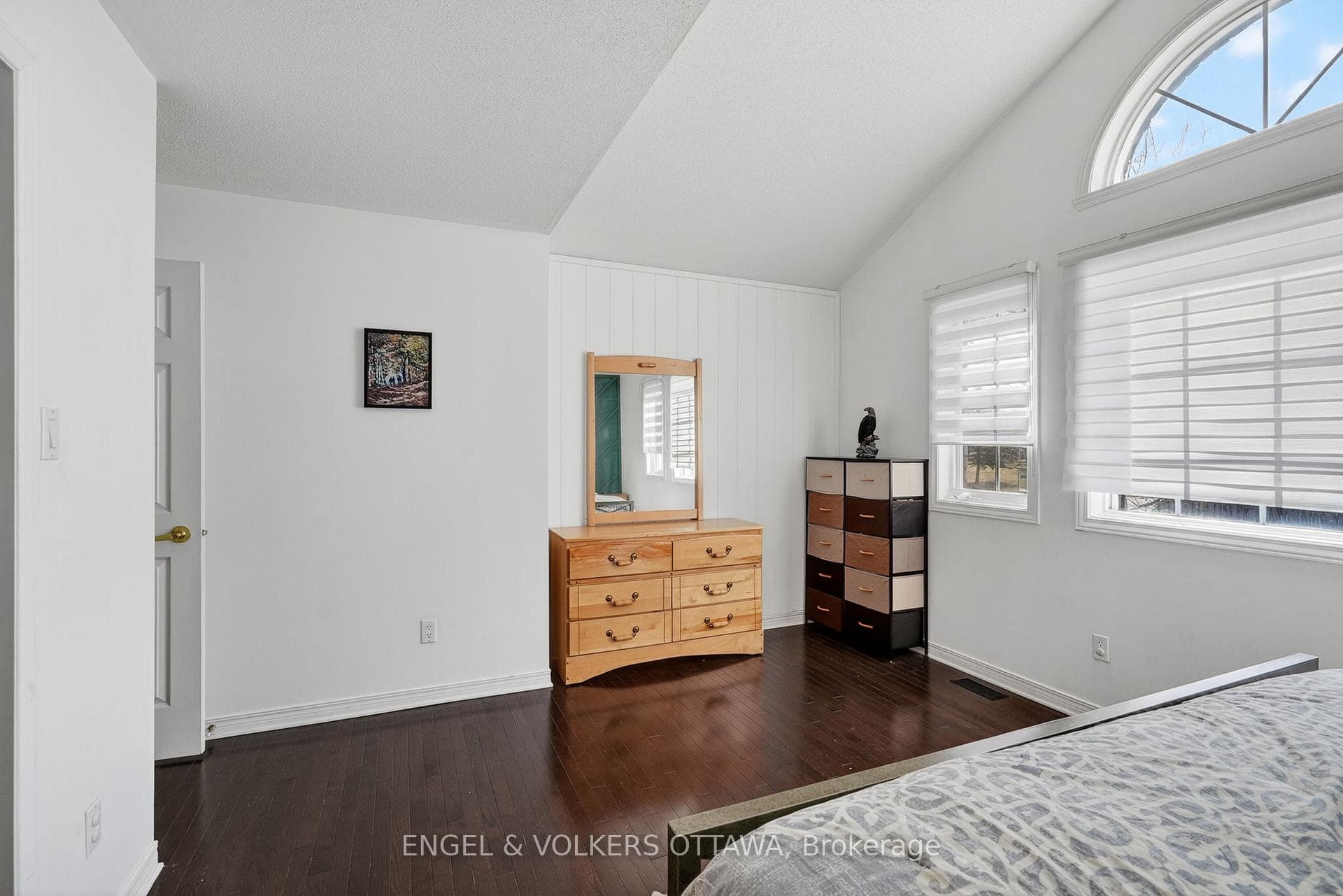 1033 Como Crescent photo 14