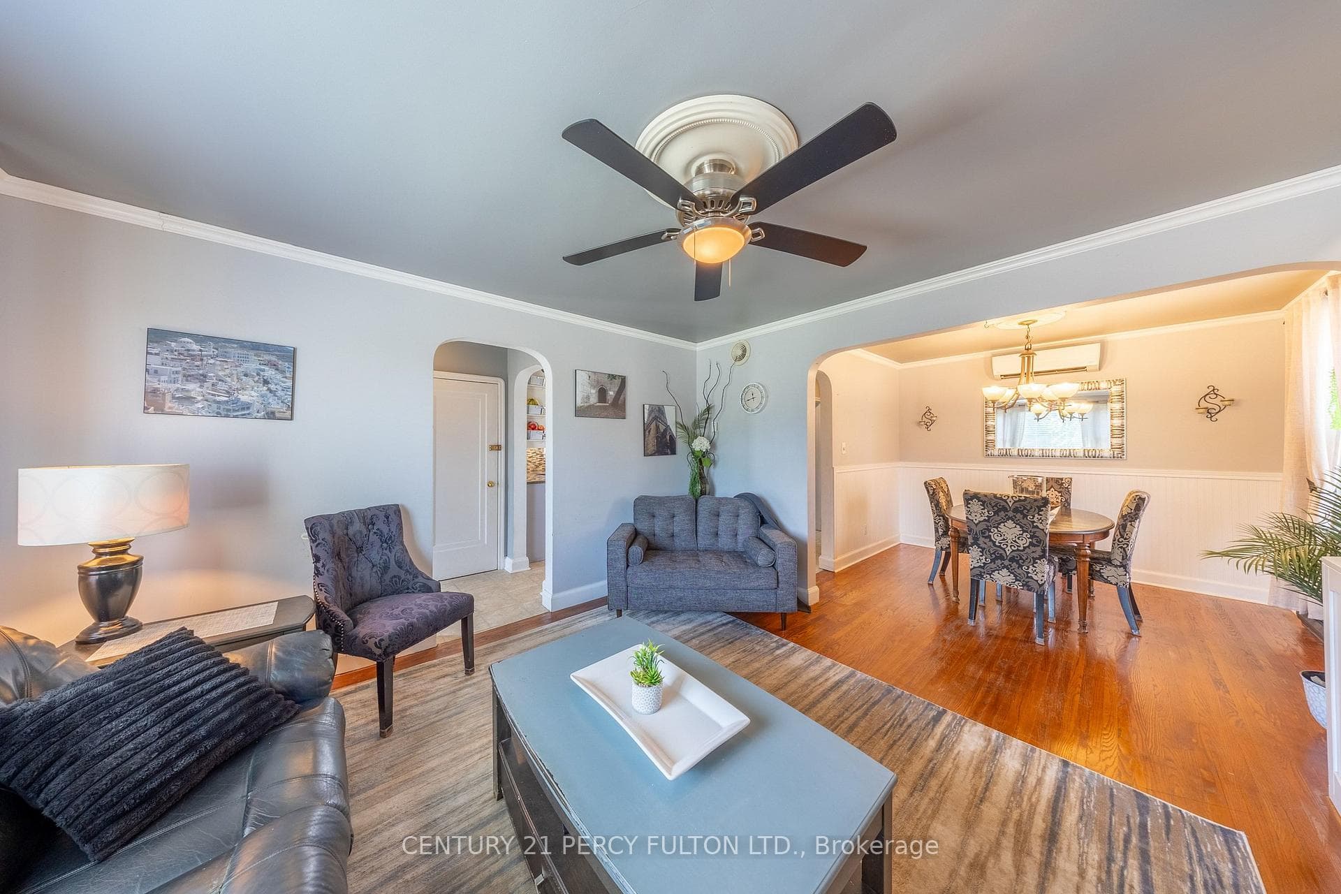 816 SIMCOE Street photo 10