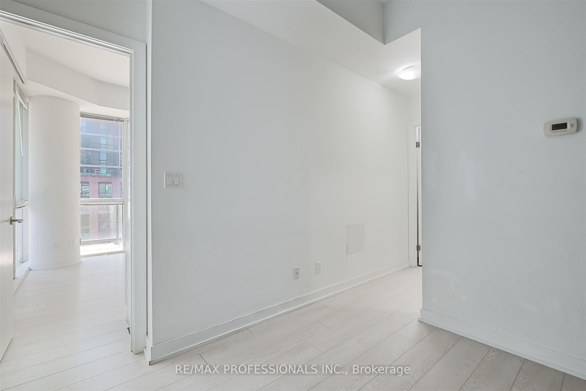 20 Bruyeres Mews Unit 811 photo 10