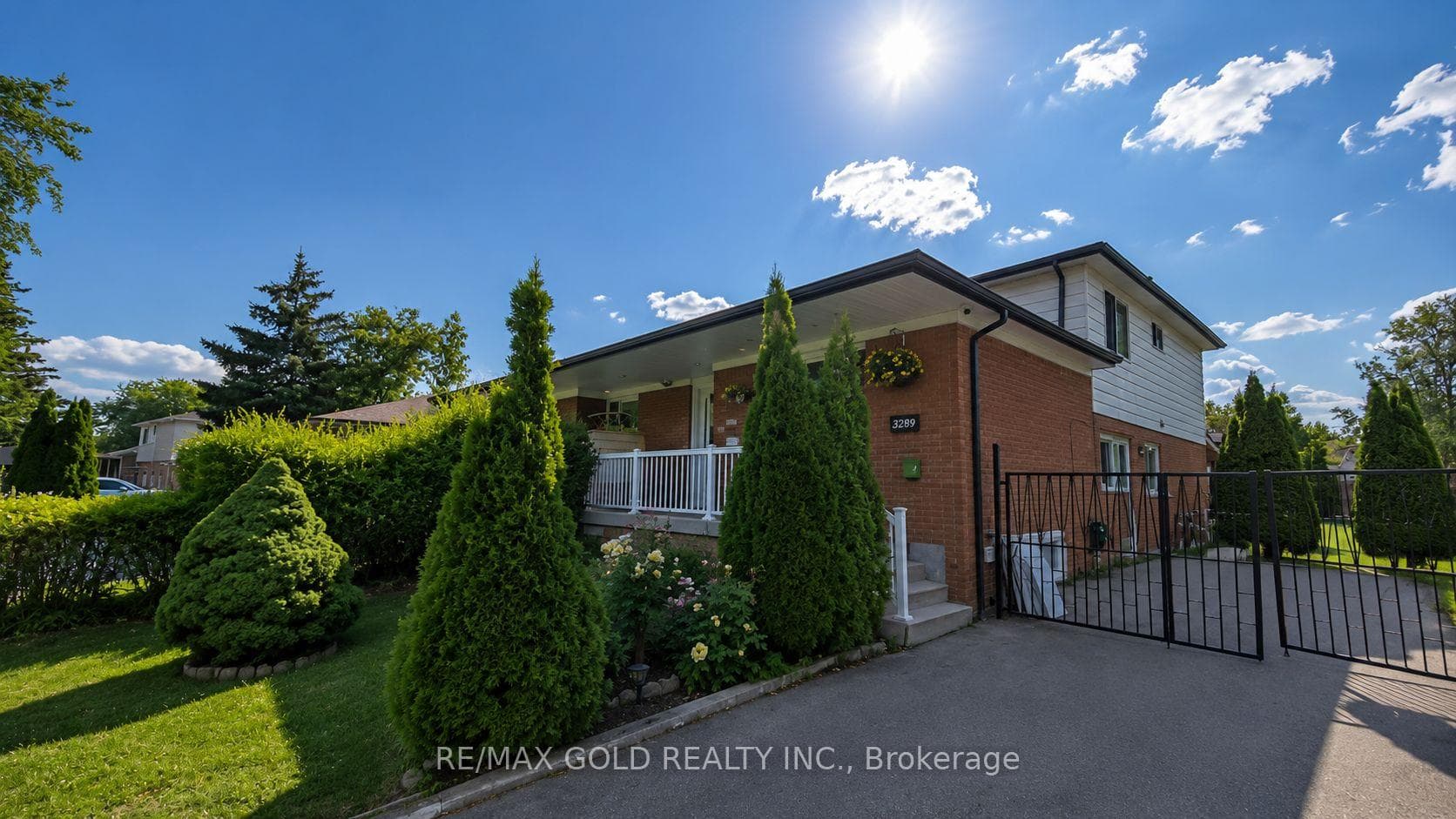 3289 Victory Crescent photo 2