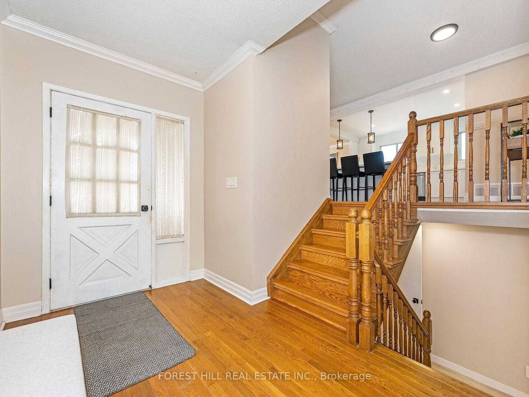 582 Strathcona Court photo 4