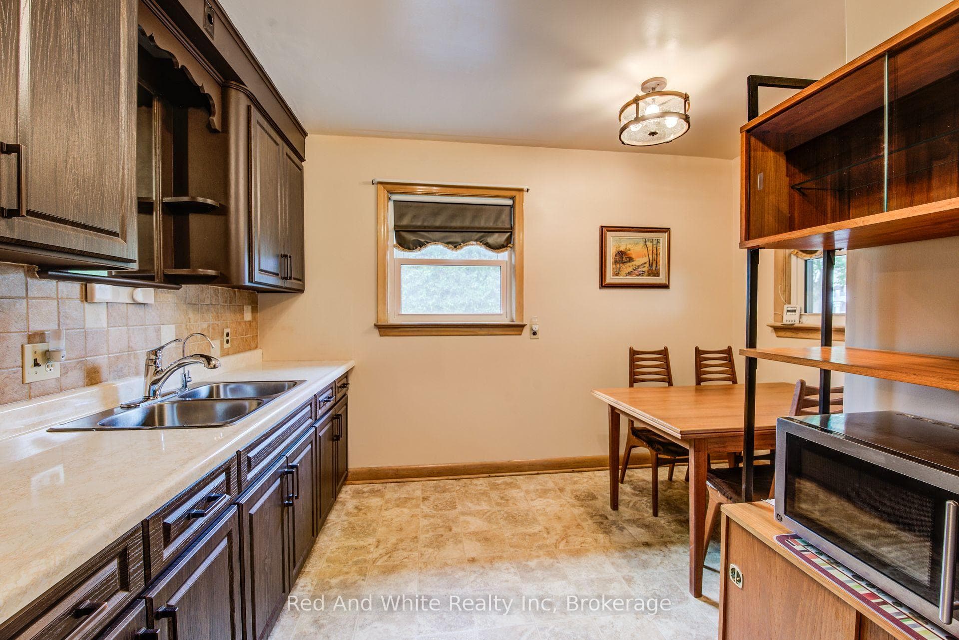 104 Elgin Crescent photo 8