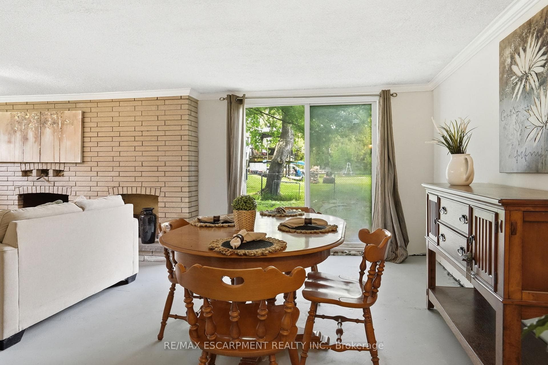 318 Freelton Road photo 31